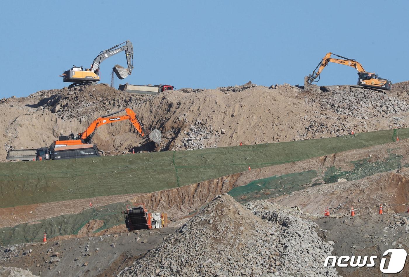 본문 이미지 - 용인시 원삼면 용인 반도체클러스터 일반산업단지 공사 현장 모습. 2024.1.15/뉴스1 ⓒ News1 김영운 기자
