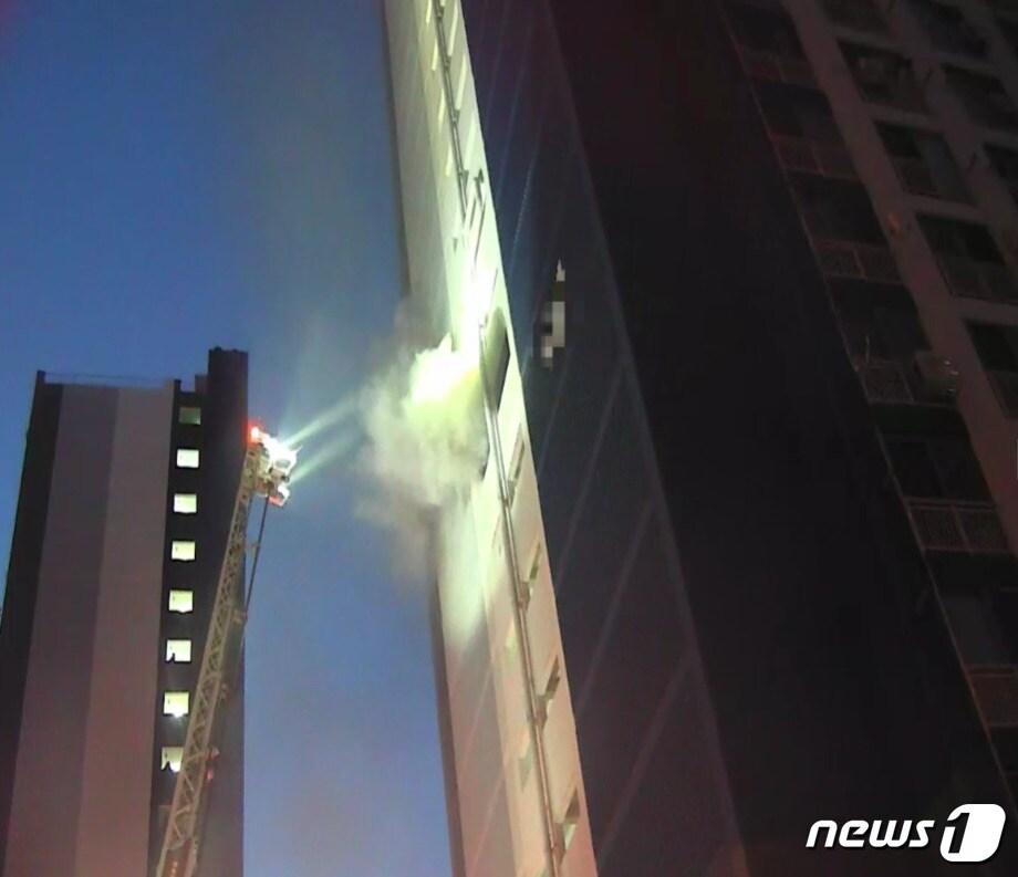 본문 이미지 - 15일 오후 5시35분쯤 경북 영천시 금호읍 20층 아파트 9층에서 화재가 발생해 1시간여만에 진화됐다.(경북소방본부 제공)2024.1.15/뉴스1