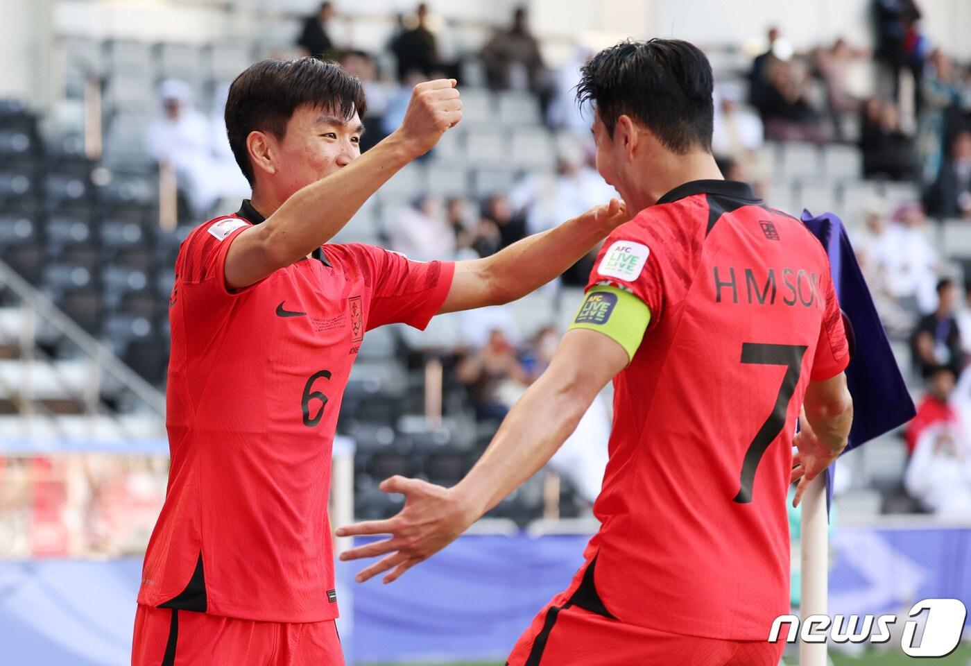 대한민국 축구대표팀 황인범이 15일(현지시간) 카타르 도하 자심 빈 하마드 스타디움에서 열린 2023 아시아축구연맹(AFC) 카타르 아시안컵 조별리그 E조 대한민국과 바레인의 경기에서 선제골을 터뜨린 후 손흥민과 포옹을 하고 있다. 2024.1.15/뉴스1 ⓒ News1 김성진 기자