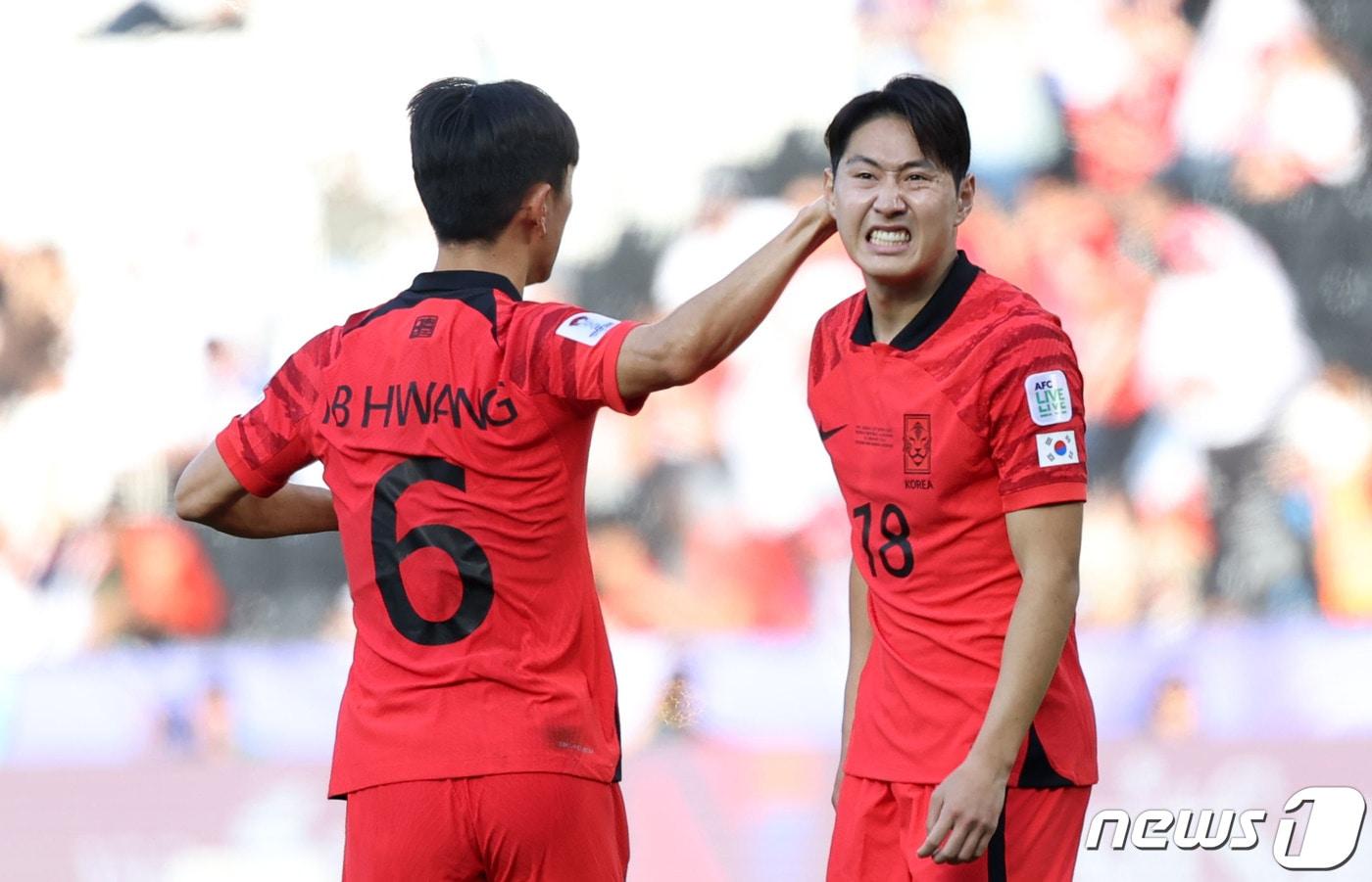 본문 이미지 - 대한민국 축구대표팀 이강인이 15일(현지시간) 카타르 도하 자심 빈 하마드 스타디움에서 열린 2023 아시아축구연맹(AFC) 카타르 아시안컵 조별리그 E조 대한민국과 바레인의 경기에서 프리킥이 벗어나자 아쉬워하고 있다. 2024.1.15 ⓒ 뉴스1 김성진 기자
