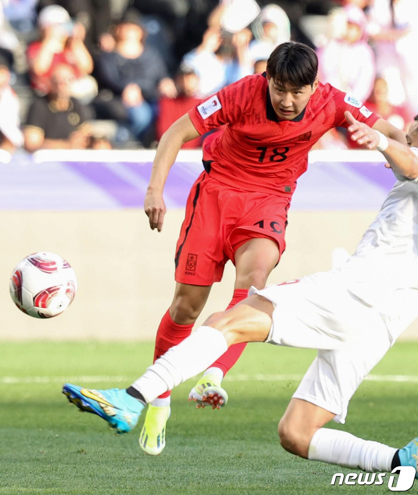 본문 이미지 - 대한민국 축구대표팀 이강인이 15일(현지시간) 카타르 도하 자심 빈 하마드 스타디움에서 열린 2023 아시아축구연맹(AFC) 카타르 아시안컵 조별리그 E조 대한민국과 바레인의 경기에서 팀의 세 번째 골을 넣고 있다. 2024.1.15/뉴스1 ⓒ News1 김성진 기자