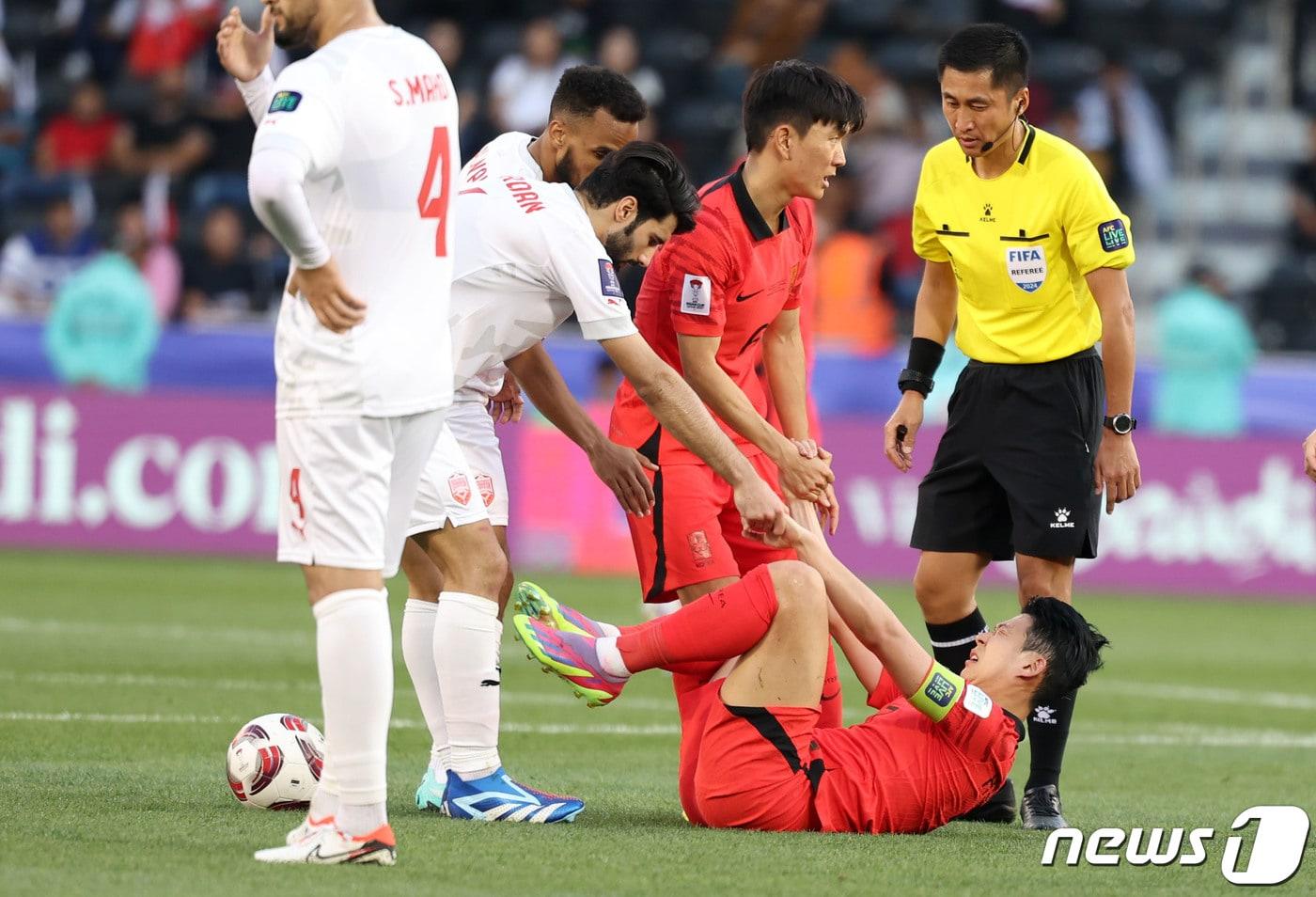 대한민국 축구대표팀 손흥민이 15일(현지시간) 카타르 도하 자심 빈 하마드 스타디움에서 열린 2023 아시아축구연맹(AFC) 카타르 아시안컵 조별리그 E조 대한민국과 바레인의 경기에서 반칙을 당한 후 바레인 알 하르단의 도움을 받아 일어나고 있다. 2024.1.15/뉴스1 ⓒ News1 김성진 기자
