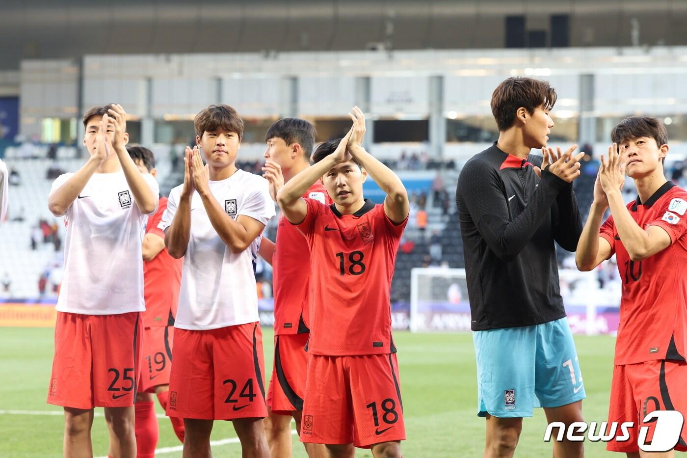 본문 이미지 - 대한민국 축구대표팀 선수들이 15일(현지시간) 카타르 도하 자심 빈 하마드 스타디움에서 열린 2023 아시아축구연맹(AFC) 카타르 아시안컵 조별리그 E조 대한민국과 바레인의 경기에서 3대1로 승리한 후 관중들에게 인사를 하고 있다. 2024.1.15/뉴스1 ⓒ News1 김성진 기자