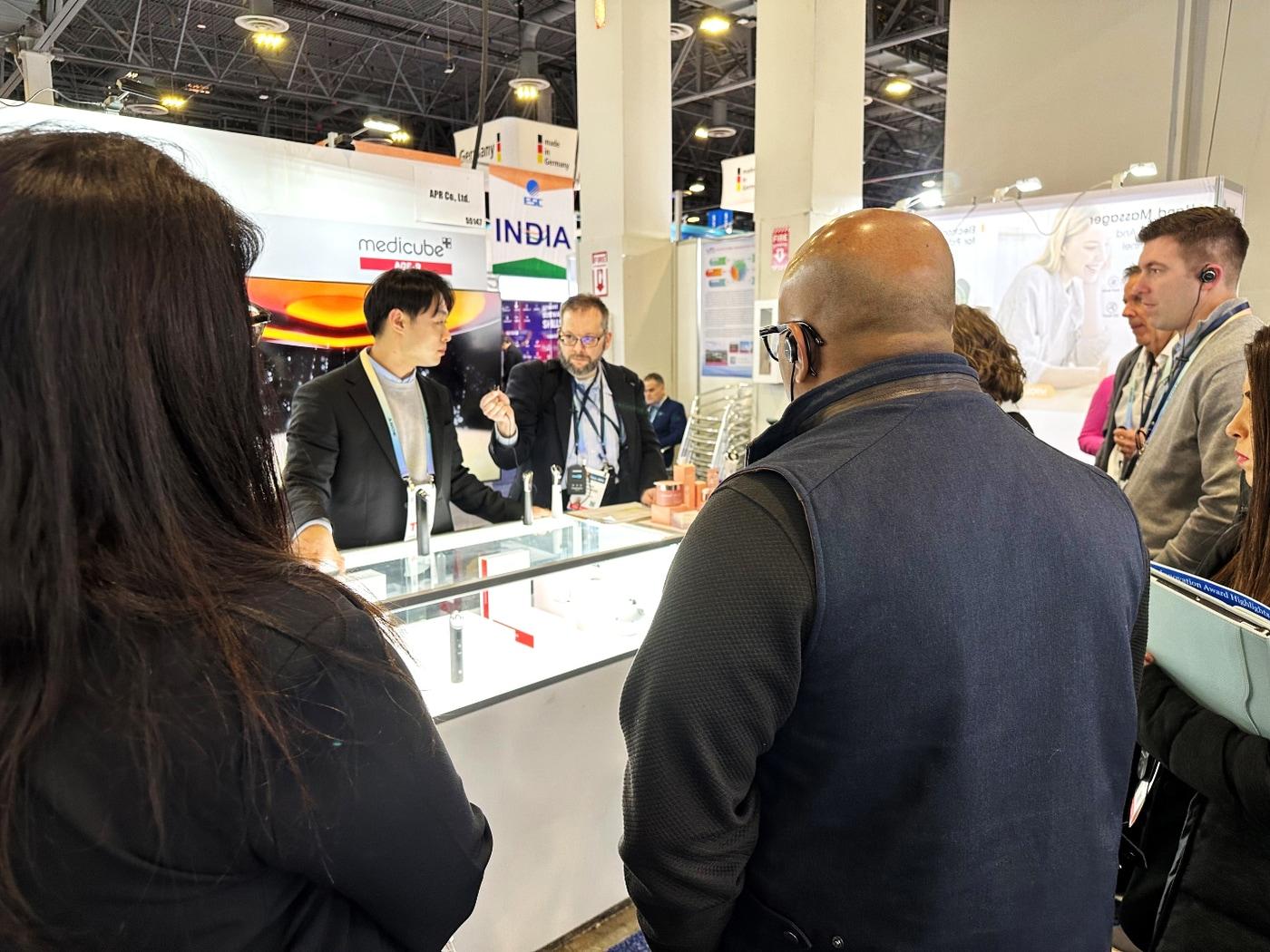 본문 이미지 - 에이피알이 CES 2024에 참가한 가운데 태국과 카타르 총판 계약을 마무리했다.(에이피알제공)