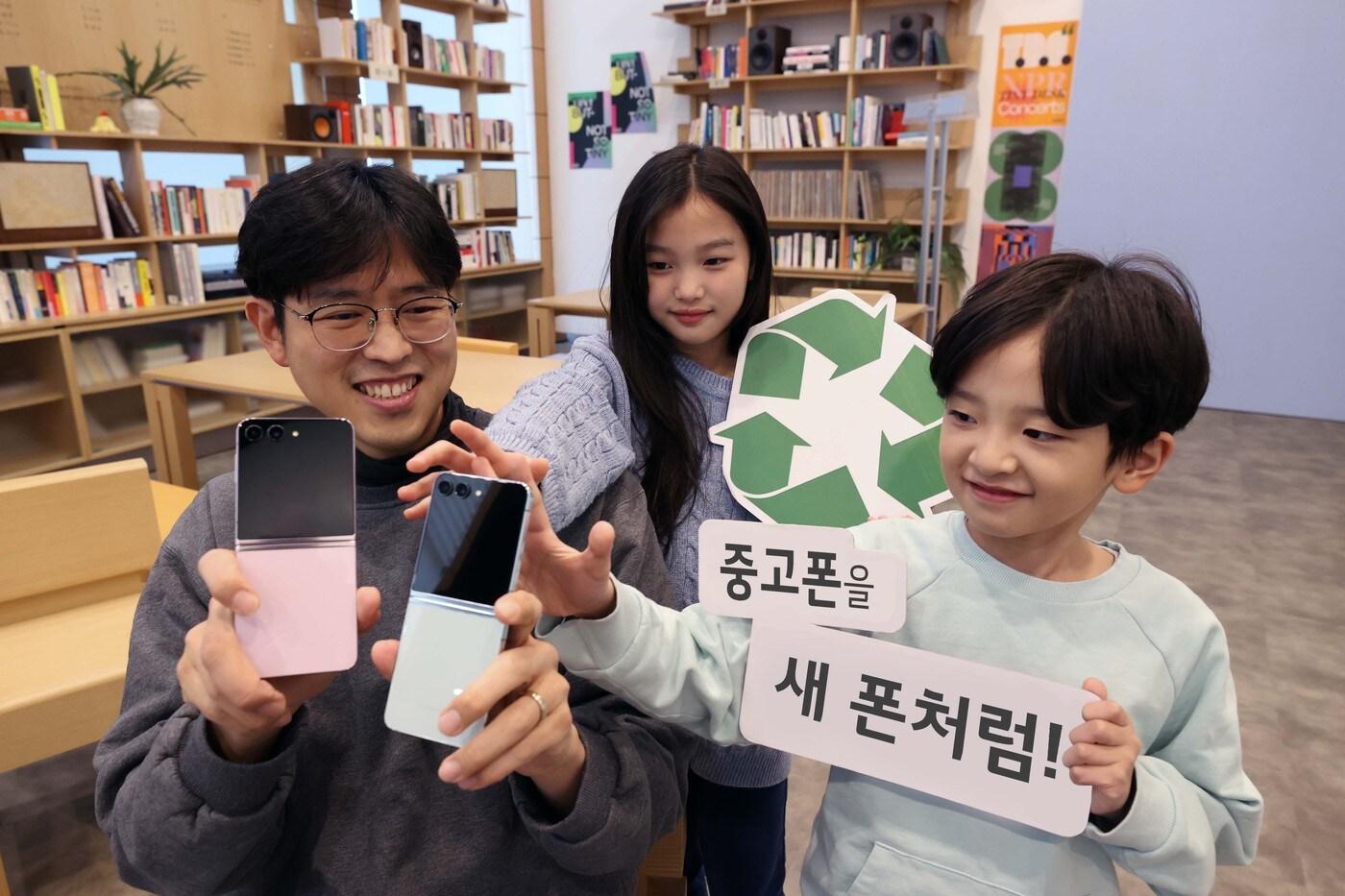 LG유플러스가 삼성전자와 함께 이용하지 않는 중고폰의 배터리를 무료로 교체해 자녀에게 새 폰처럼 물려줄 수 있는 ‘갤럭시 패밀리 폰 프로그램’을 16일 단독 론칭했다. (LG유플러스 제공)