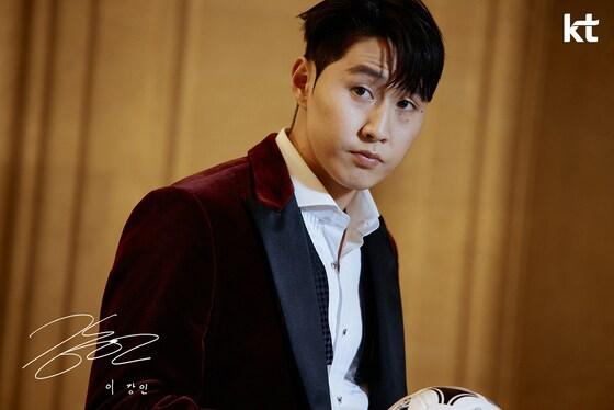 본문 이미지 - KT가 대한민국 축구 국가대표 이강인 선수와 후원 재계약을 통해 동행을 이어간다고 16일 밝혔다. 사진은 KT 모델 이강인 선수의 갤럭시 신모델 광고. (KT 제공) 2024.1.16/뉴스1