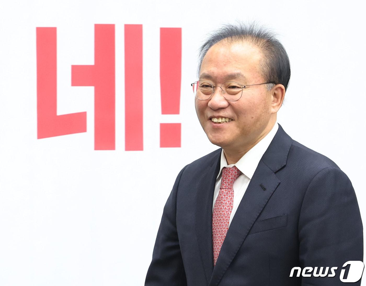 본문 이미지 - 윤재옥 국민의힘 원내대표가 16일 서울 여의도 국회에서 열린 원내대책회의에 참석하고 있다. 2024.1.16/뉴스1 ⓒ News1 송원영 기자