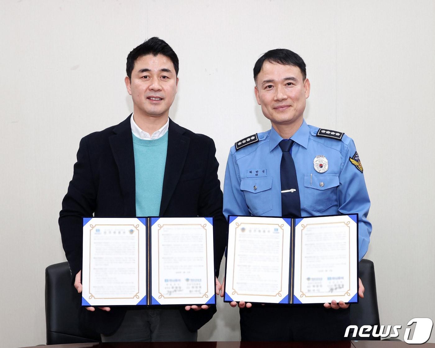 본문 이미지 - 류양길 하나투어 영업본부장(왼쪽)과 하만식 해양경찰청 운영지원과장이 업무 제휴식 기념 촬영을 하고 있다.(하나투어 제공)