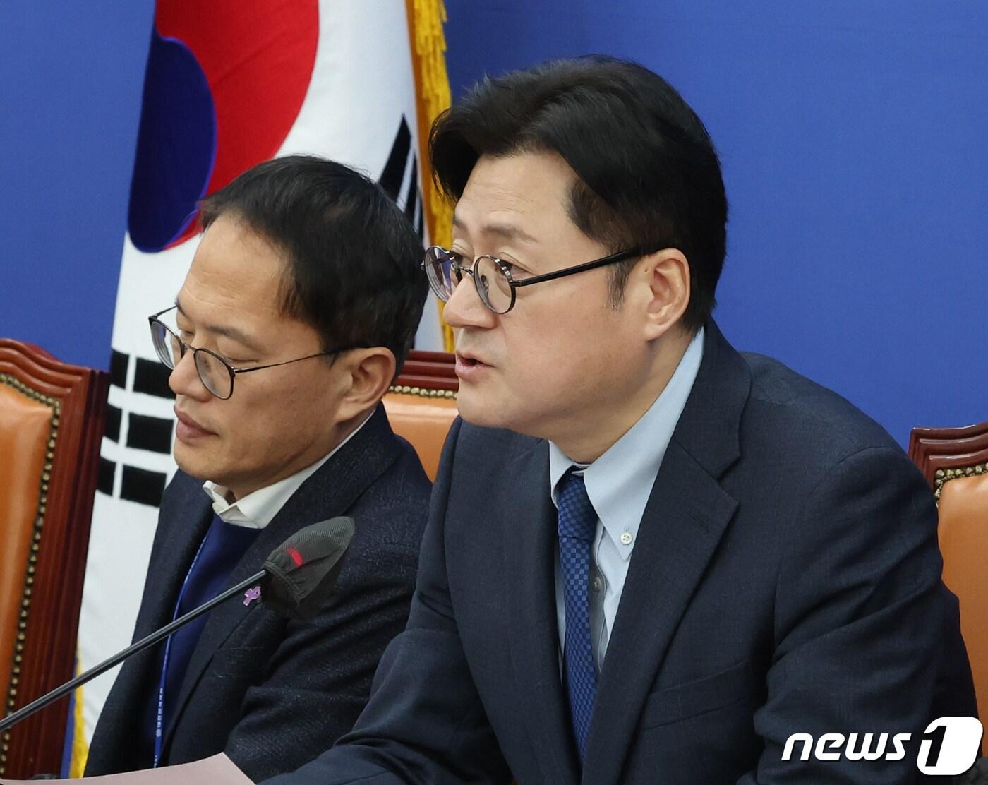 본문 이미지 - 홍익표 더불어민주당 원내대표가 16일 서울 여의도 국회에서 열린 원내대책회의에서 발언을 하고 있다. 2024.1.16/뉴스1 ⓒ News1 송원영 기자