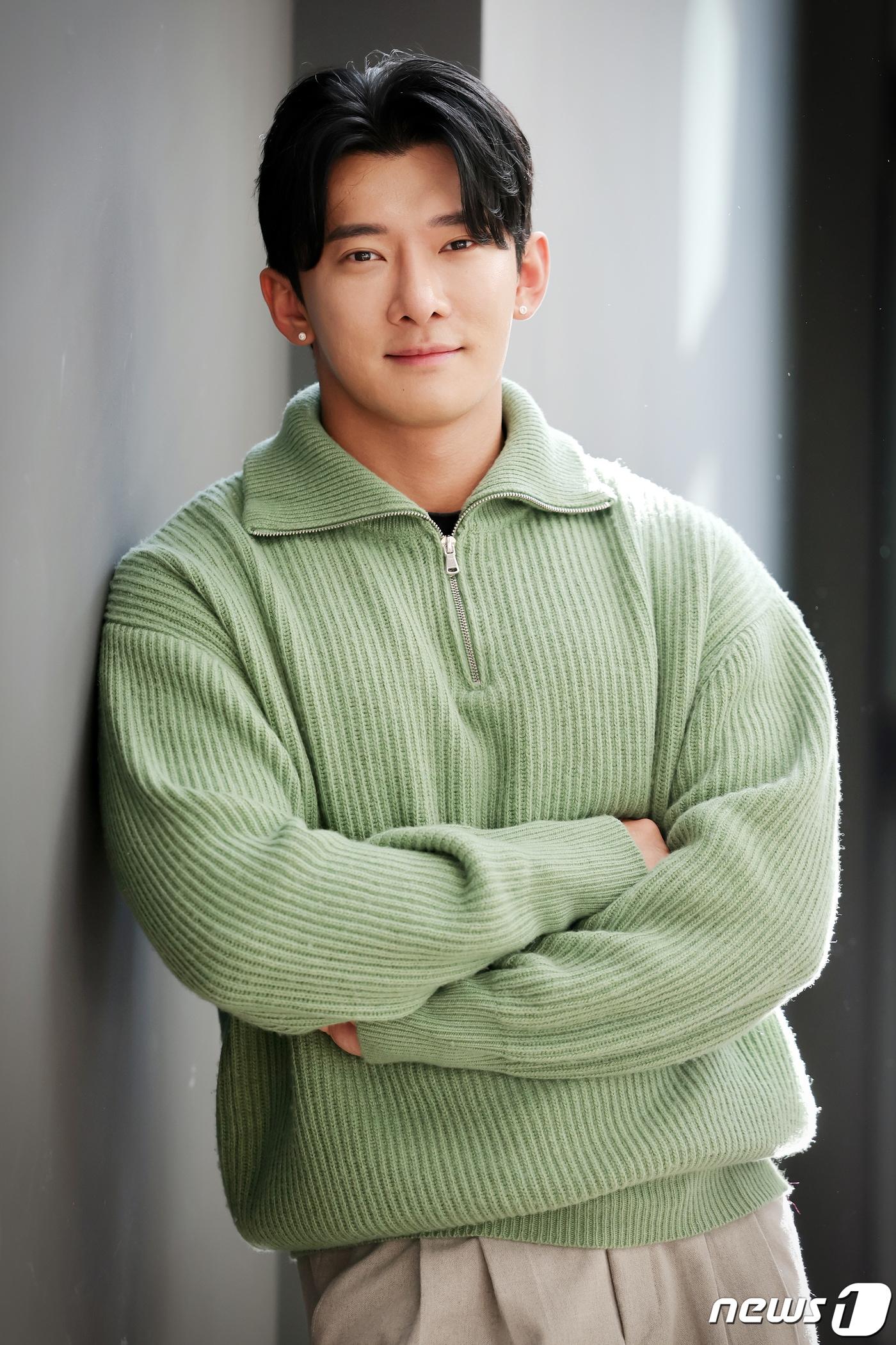 본문 이미지 - 넷플릭스 '솔로지옥 시즌3'에 참가한 이진석이 16일 서울 종로구 뉴스1 사옥에서 열리는 인터뷰를 앞두고 포즈를 취하고 있다. 2024.1.16/뉴스1 ⓒ News1 김진환 기자