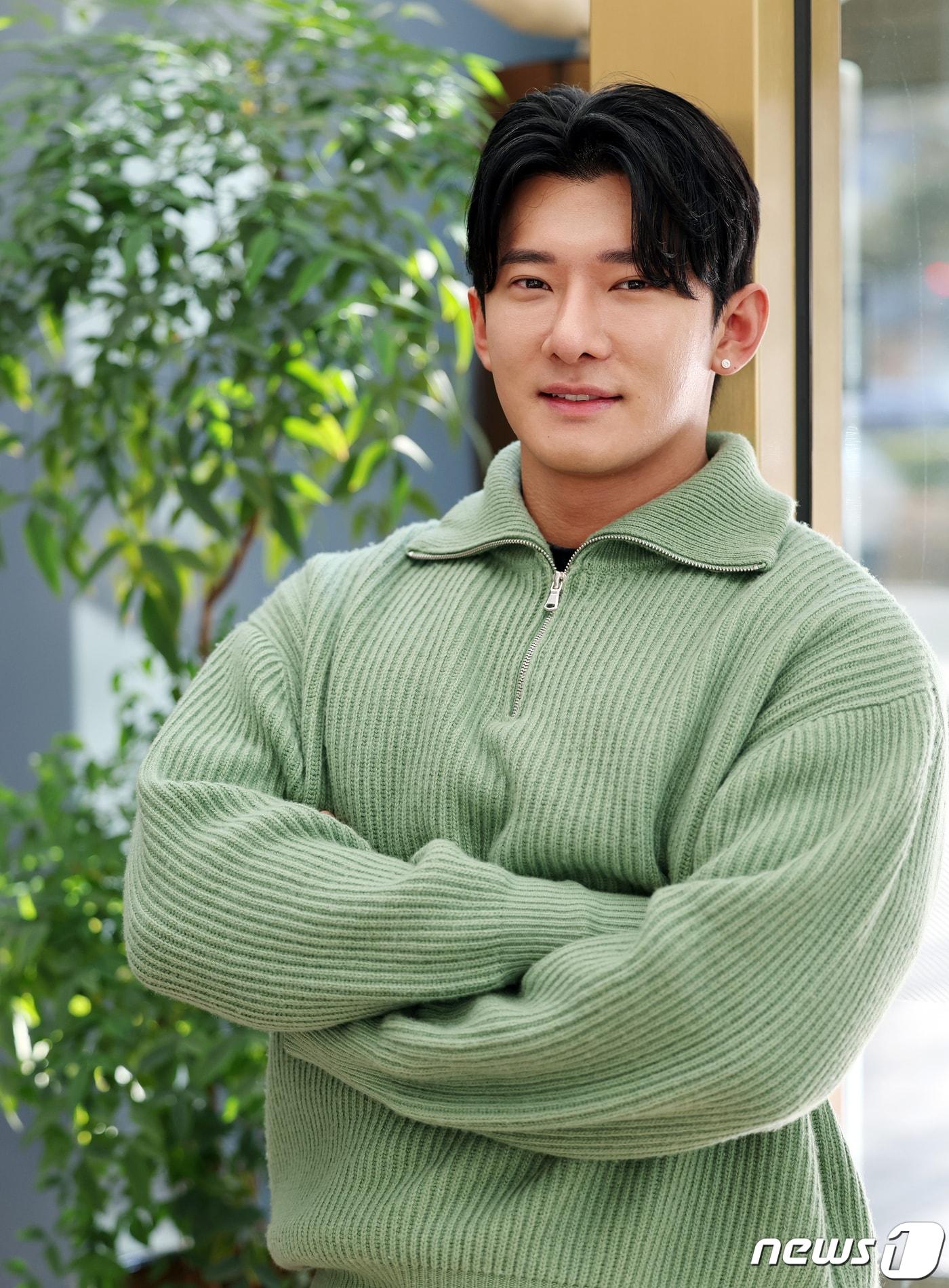 본문 이미지 - 넷플릭스 '솔로지옥 시즌3'에 참가한 이진석이 16일 서울 종로구 뉴스1 사옥에서 열리는 인터뷰를 앞두고 포즈를 취하고 있다. 2024.1.16/뉴스1 ⓒ News1 김진환 기자