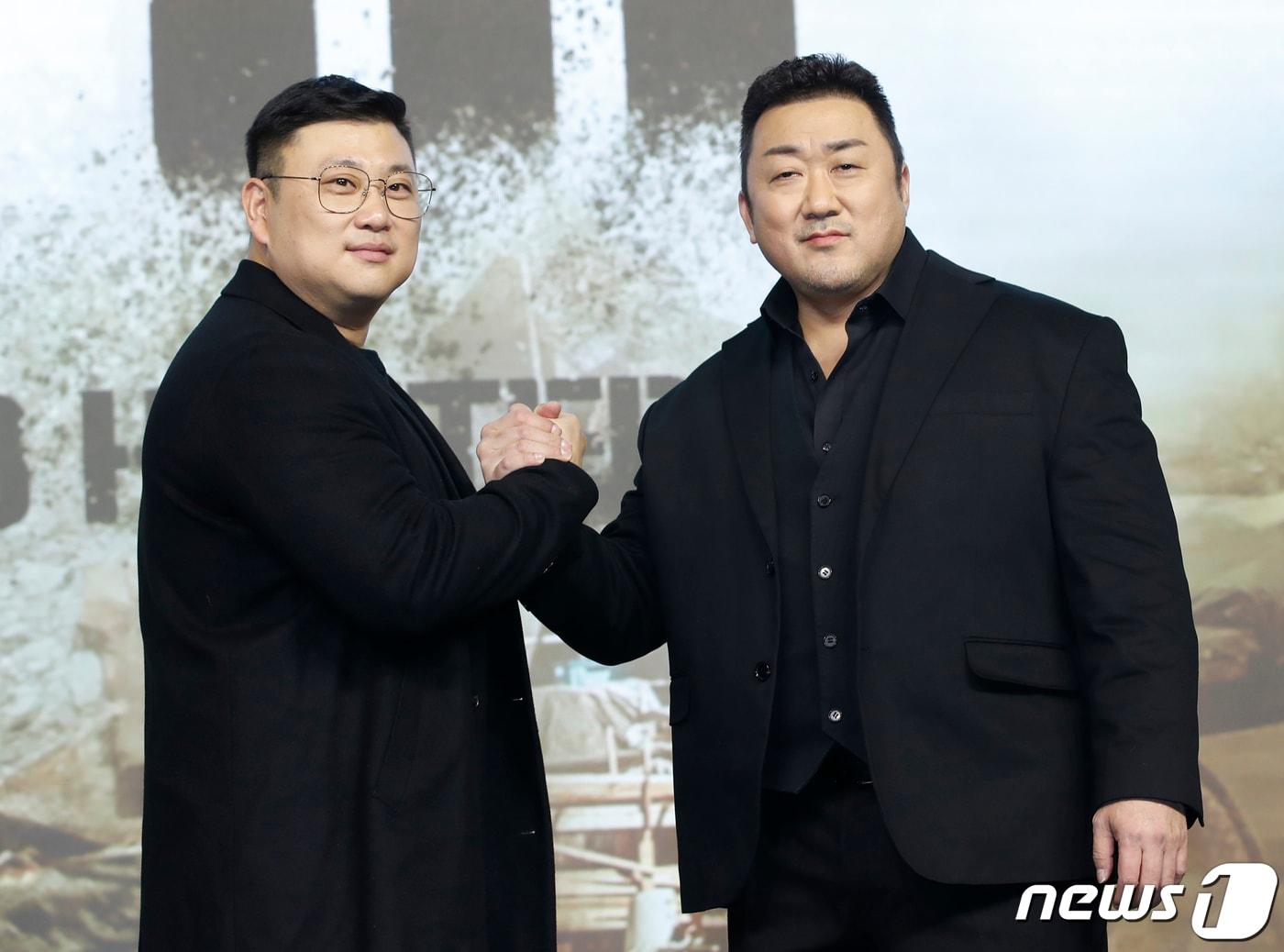 본문 이미지 - 허명행 감독과 배우 마동석(오른쪽)이 16일 서울 JW메리어트 동대문 스퀘어 서울에서 열린 넷플릭스 영화 '황야' 제작보고회에서 포즈를 취하고 있다. '황야'는 폐허가 된 세상, 오직 힘이 지배하는 무법천지 속에서 살아가는 자들이 생존을 위해 벌이는 최후의 사투를 그린 액션 블록버스터이다. 2024.1.16.뉴스1 ⓒ News1 권현진 기자