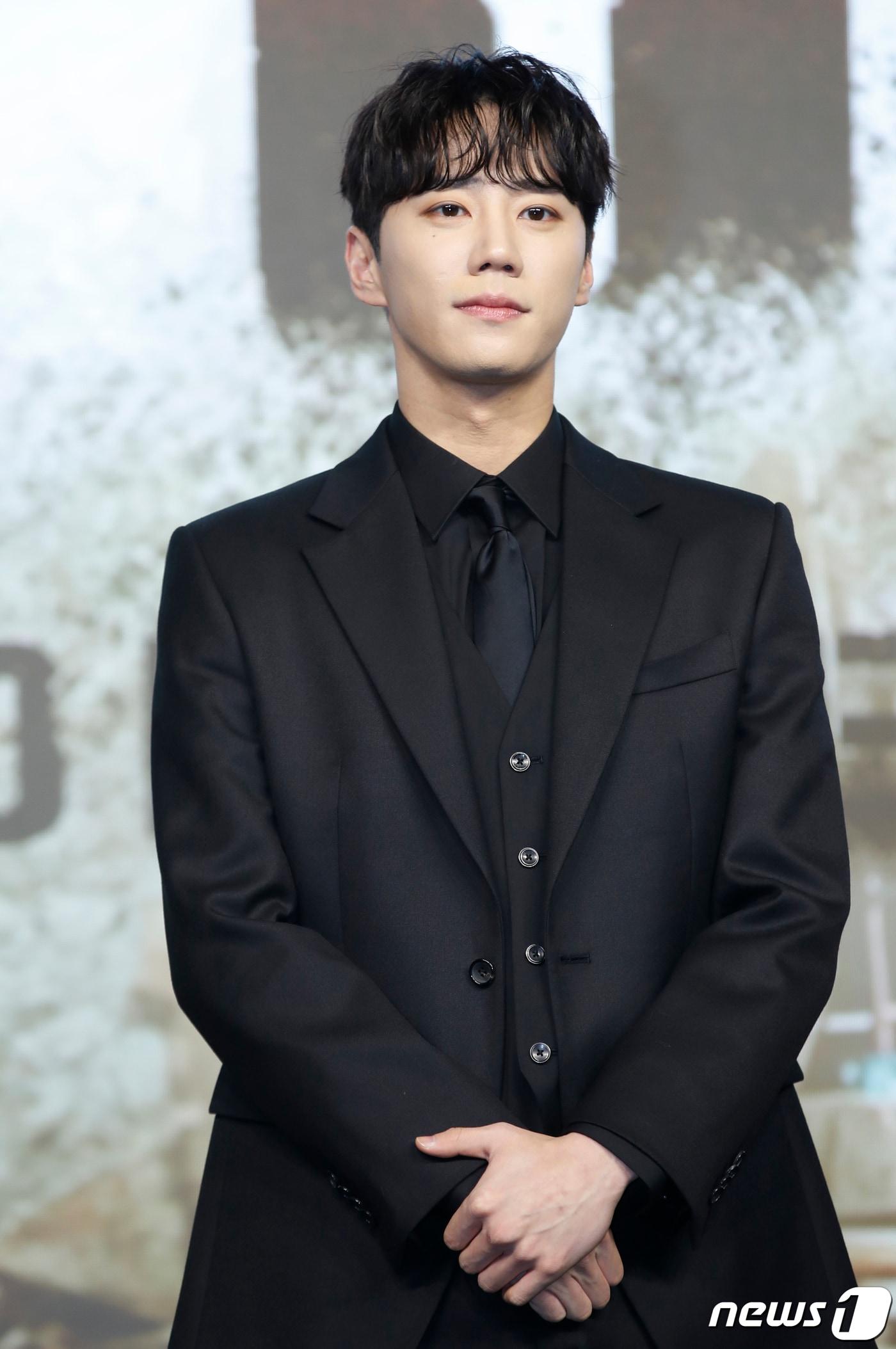 본문 이미지 - 배우 이준영이 16일 서울 JW메리어트 동대문 스퀘어 서울에서 열린 넷플릭스 영화 '황야' 제작보고회에서 포즈를 취하고 있다. '황야'는 폐허가 된 세상, 오직 힘이 지배하는 무법천지 속에서 살아가는 자들이 생존을 위해 벌이는 최후의 사투를 그린 액션 블록버스터이다. 2024.1.16.뉴스1 ⓒ News1 권현진 기자