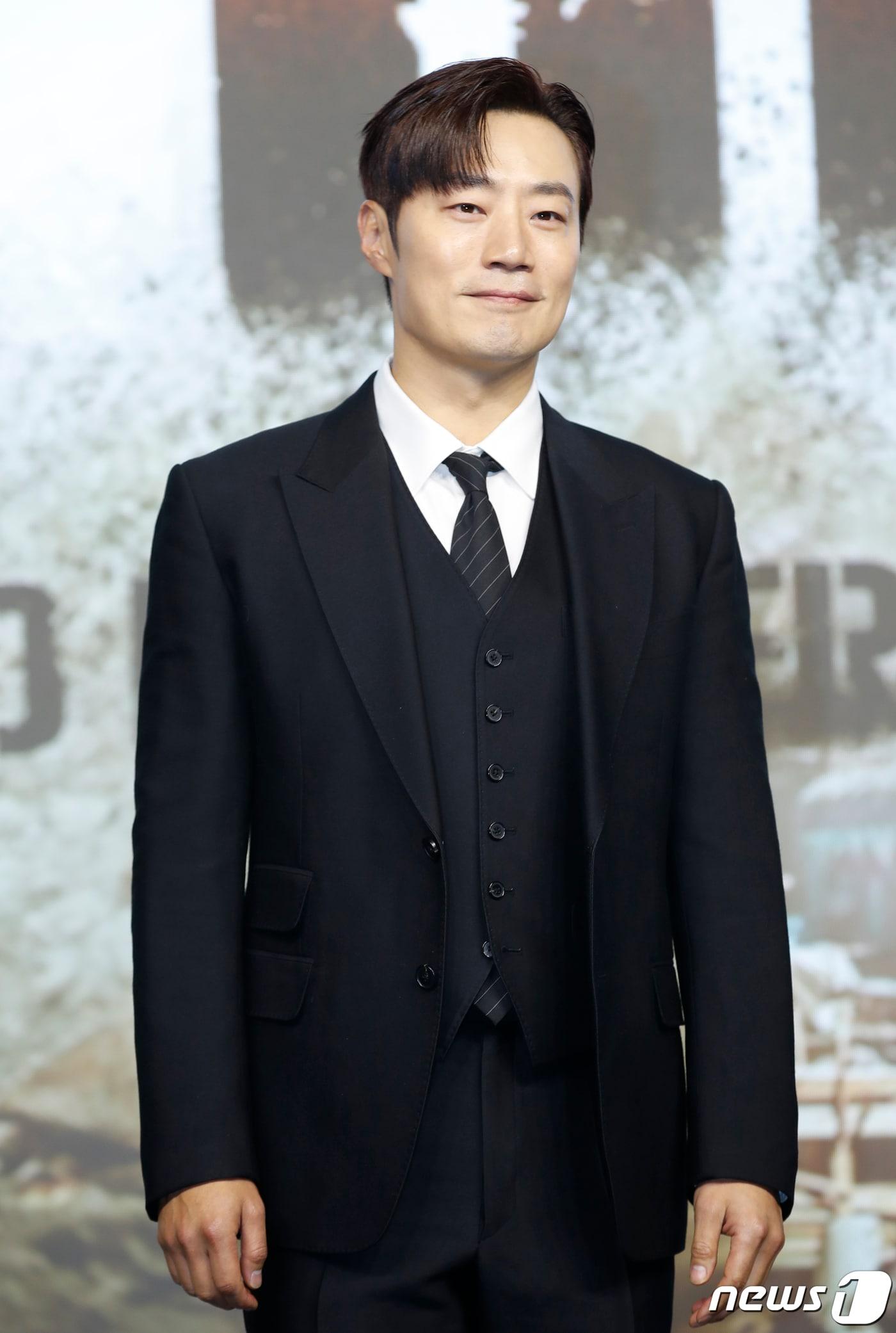 본문 이미지 - 배우 이희준이 16일 서울 JW메리어트 동대문 스퀘어 서울에서 열린 넷플릭스 영화 '황야' 제작보고회에서 포즈를 취하고 있다. '황야'는 폐허가 된 세상, 오직 힘이 지배하는 무법천지 속에서 살아가는 자들이 생존을 위해 벌이는 최후의 사투를 그린 액션 블록버스터이다. 2024.1.16.뉴스1 ⓒ News1 권현진 기자