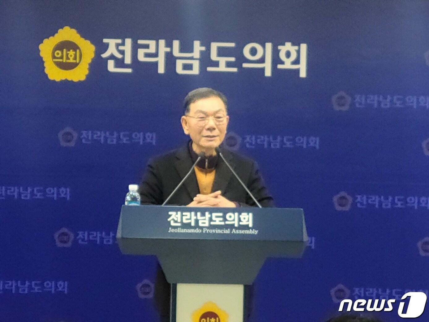 본문 이미지 - 장만채 전 전남도교육감이 16일 기자회견을 갖고 민주당 탈당을 선언하고 있다.  2024.1.16/뉴스1 ⓒ  조영석 기자