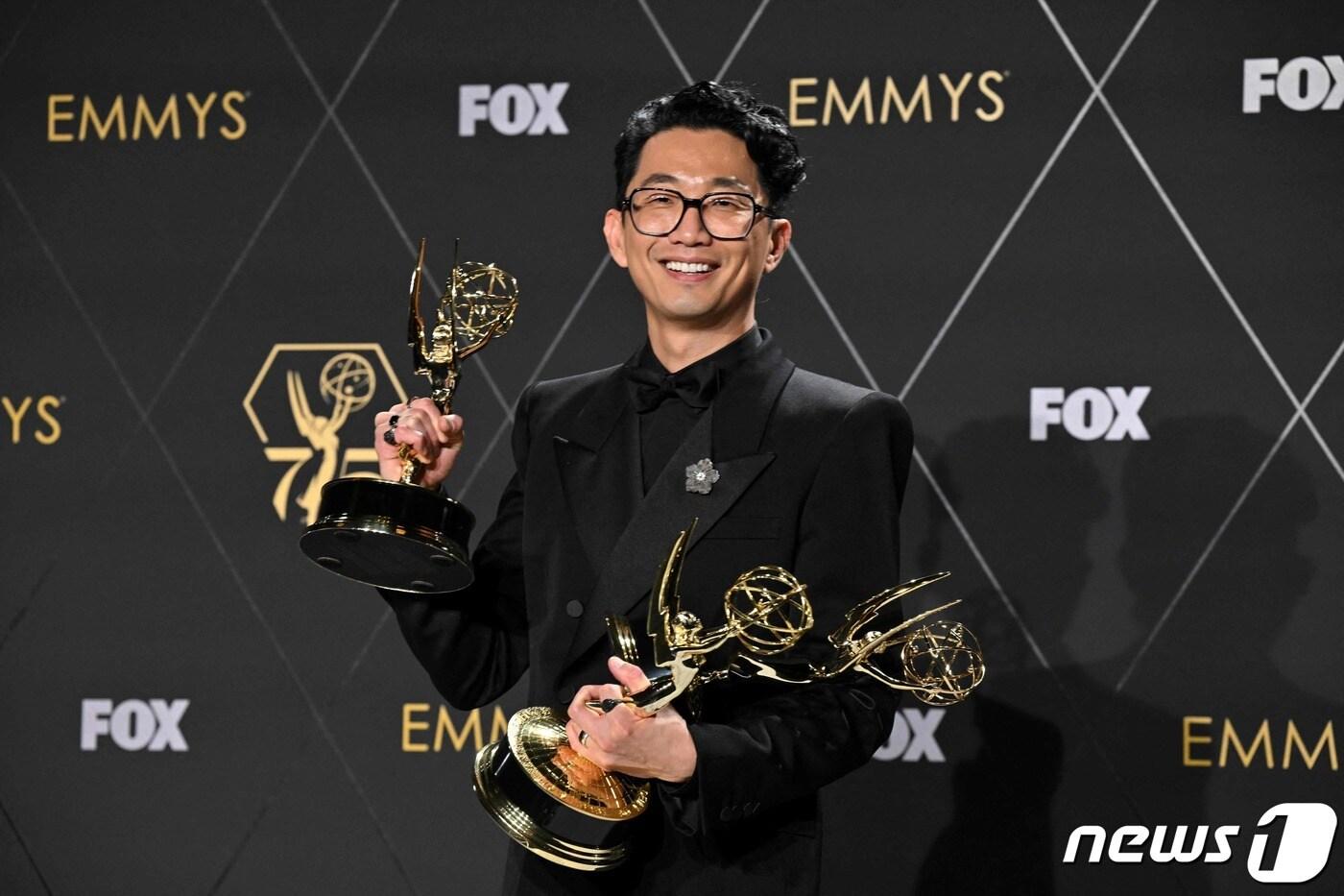 이성진 감독이 15일(현지시간) 캘리포니아주 로스앤젤레스 피콕 극장에서 열린 제75회 프라임 타임 에미상 시상식에서 넷플릭스 드라마 '성난 사람들'로 미니시리즈 부문 간독상을 수상한 뒤 포즈를 취하고 있다. 2024.1.16 ⓒ AFP=뉴스1 ⓒ News1 우동명 기자