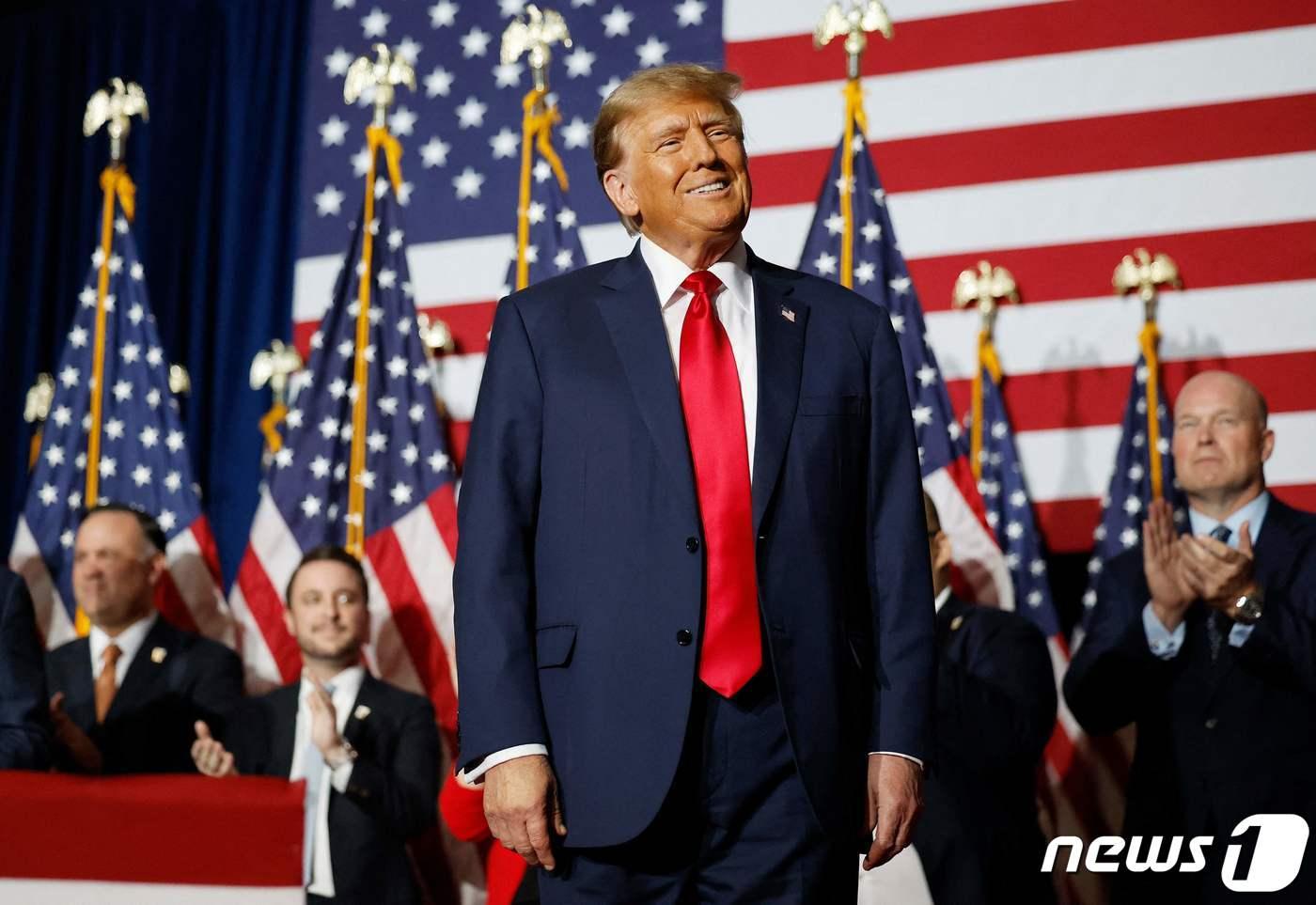 본문 이미지 - 미국 아이오와주 디모인에서 15일(현지시간) 열린 저녁 행사에서 아이오와주 코커스(당원대회) 우승을 거머쥔 도널드 트럼프 미국 전 대통령이 웃어보이고 있다. 2024.01.15 ⓒ AFP=뉴스1 ⓒ News1 정지윤 기자