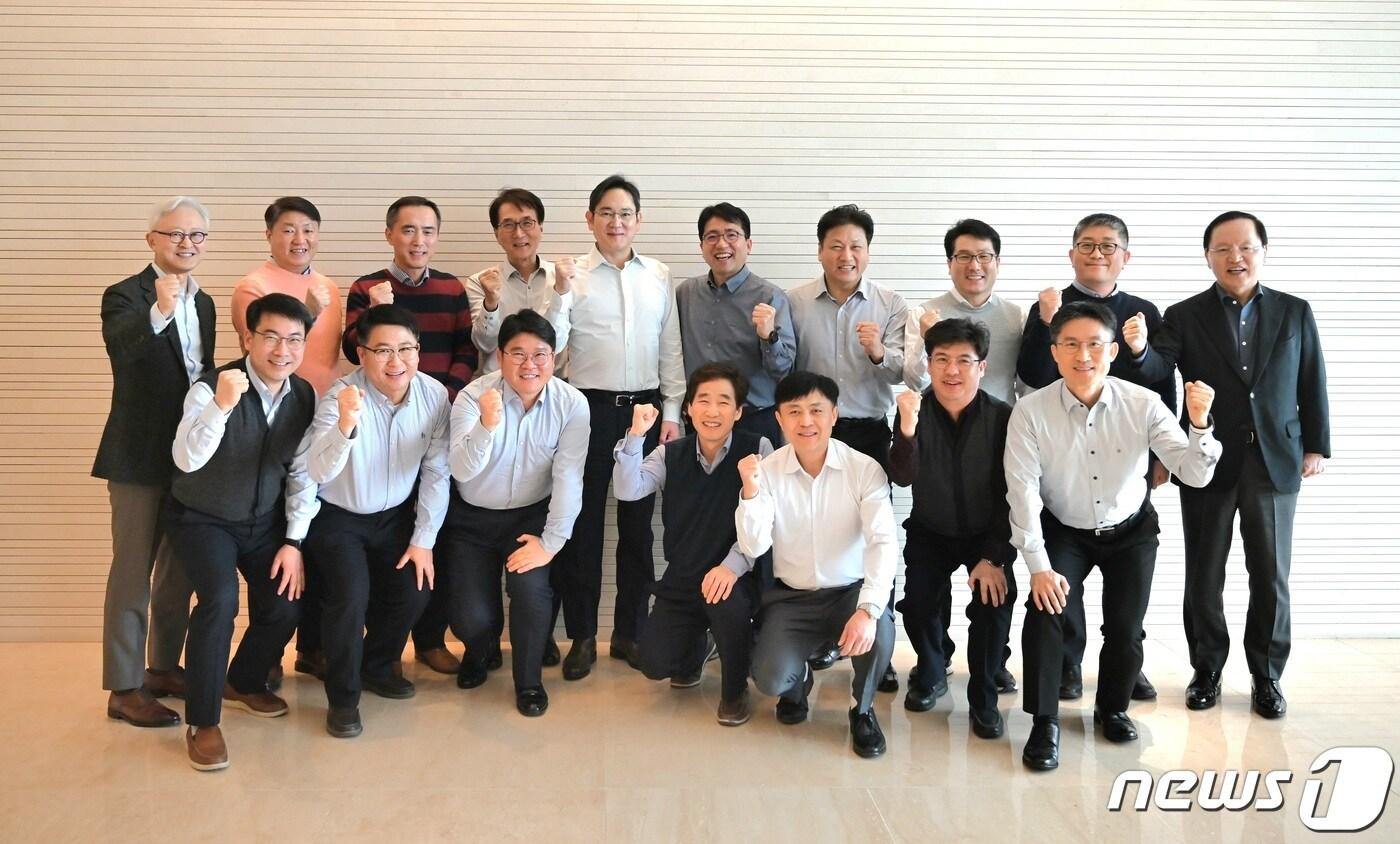 본문 이미지 - 이재용 삼성전자 회장과 삼성 명장들이 16일 서울 서초구 삼성전자 서초사옥에서 간담회를 가진 뒤 기념 촬영을 했다.(삼성전자 제공) 2024.1.16./뉴스1