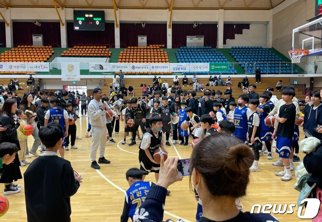 본문 이미지 - 지난 8∼14일 제천체육관에서 열린 '전국 유소년 농구 스토브리그' 대회 모습.(제천시 제공)2024.1.16/뉴스1