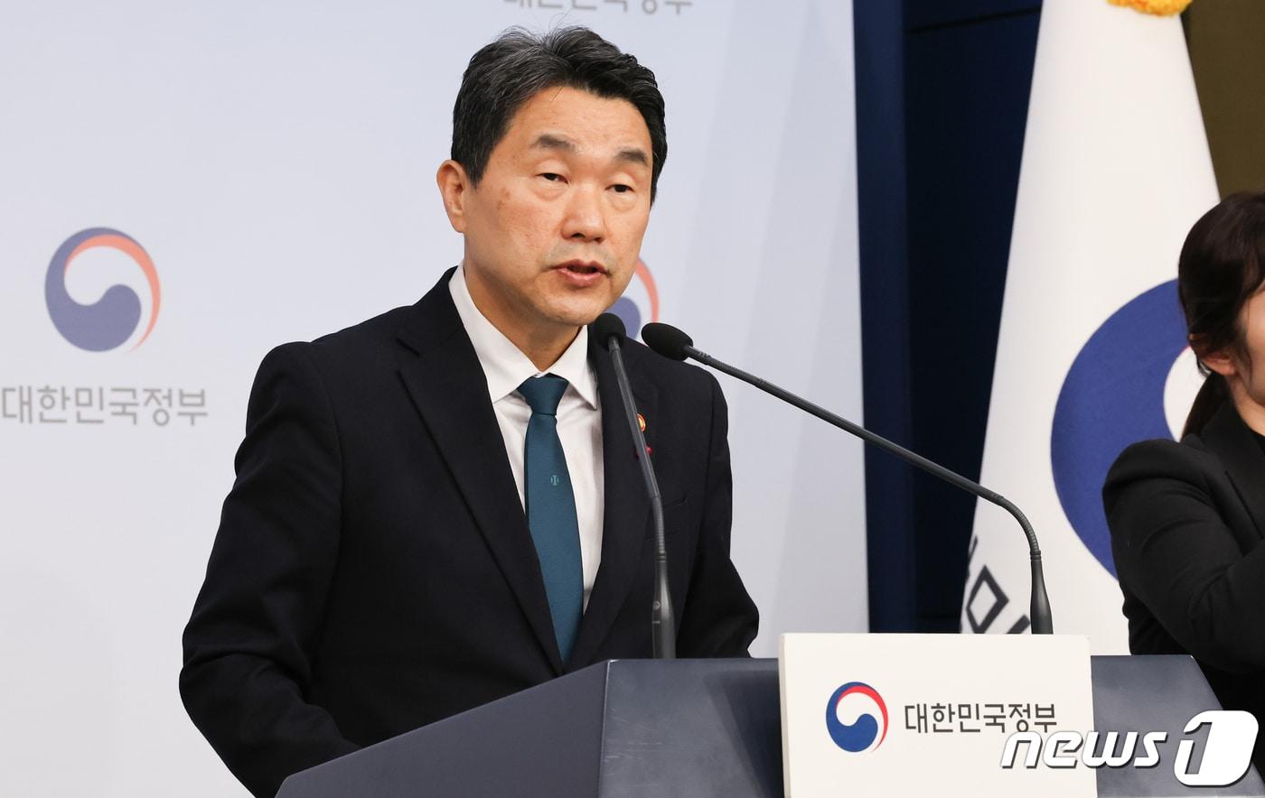 본문 이미지 - 이주호 사회부총리 겸 교육부 장관이 16일 서울 종로구 정부서울청사 별관에서 초중등교육법 시행령 일부개정령안 브리핑을 하고 있다. 2024.1.16/뉴스1 ⓒ News1 허경 기자