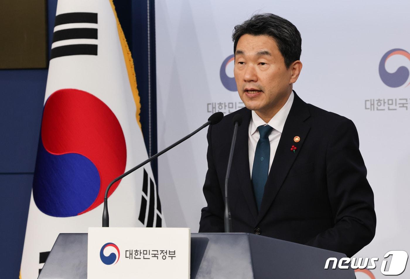 이주호 사회부총리 겸 교육부 장관이 2024년 1월 16일 서울 종로구 정부서울청사 별관에서 자사고·외고·국제고 존치를 확정한 초중등교육법 시행령 개정안을 브리핑하는 모습. /뉴스1 ⓒ News1 허경 기자