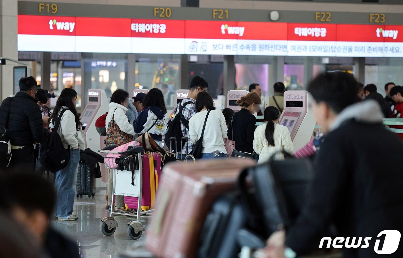 본문 이미지 - 인천국제공항 1터미널에서 여행객 등이 출국 수속을 밟고 있다. 2024.1.16/뉴스1 ⓒ News1 박정호 기자