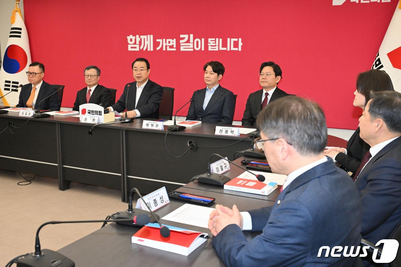 본문 이미지 - 정영환 국민의힘 공천관리위원장이 16일 오후 서울 여의도 당사에서 열린 공천관리위원회 1차 회의에 참석해 발언하고 있다. (공동취재) 2024.1.16/뉴스1 ⓒ News1 안은나 기자