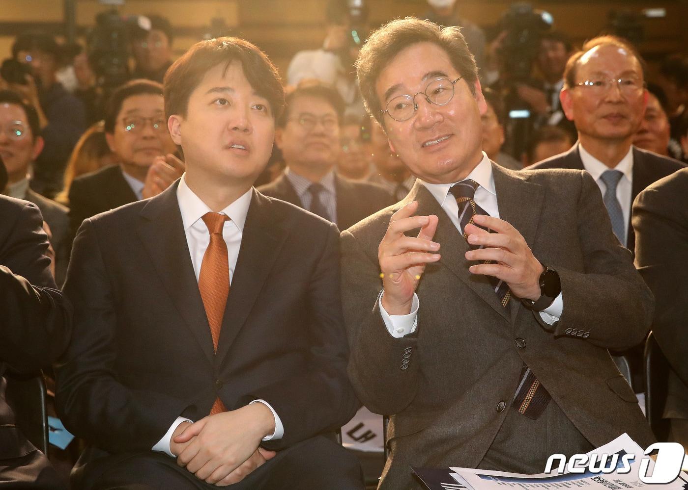 본문 이미지 - 이낙연 전 더불어민주당 대표와 이준석 개혁신당(가칭) 정강정책위원장이 16일 오후 서울 동작구 서울여성플라자에서 열린 새로운미래(가칭) 창당발기인대회에서 이야기를 나누고 있다. 2024.1.16/뉴스1 ⓒ News1 임세영 기자