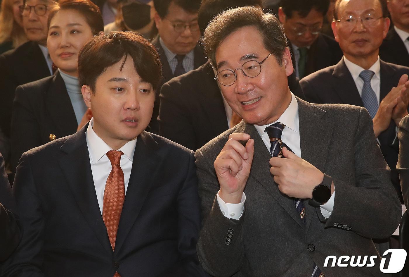본문 이미지 - 이낙연 전 더불어민주당 대표와 이준석 개혁신당(가칭) 정강정책위원장이 16일 오후 서울 동작구 서울여성플라자에서 열린 새로운미래(가칭) 창당발기인대회에서 이야기를 나누고 있다. 2024.1.16/뉴스1 ⓒ News1 임세영 기자