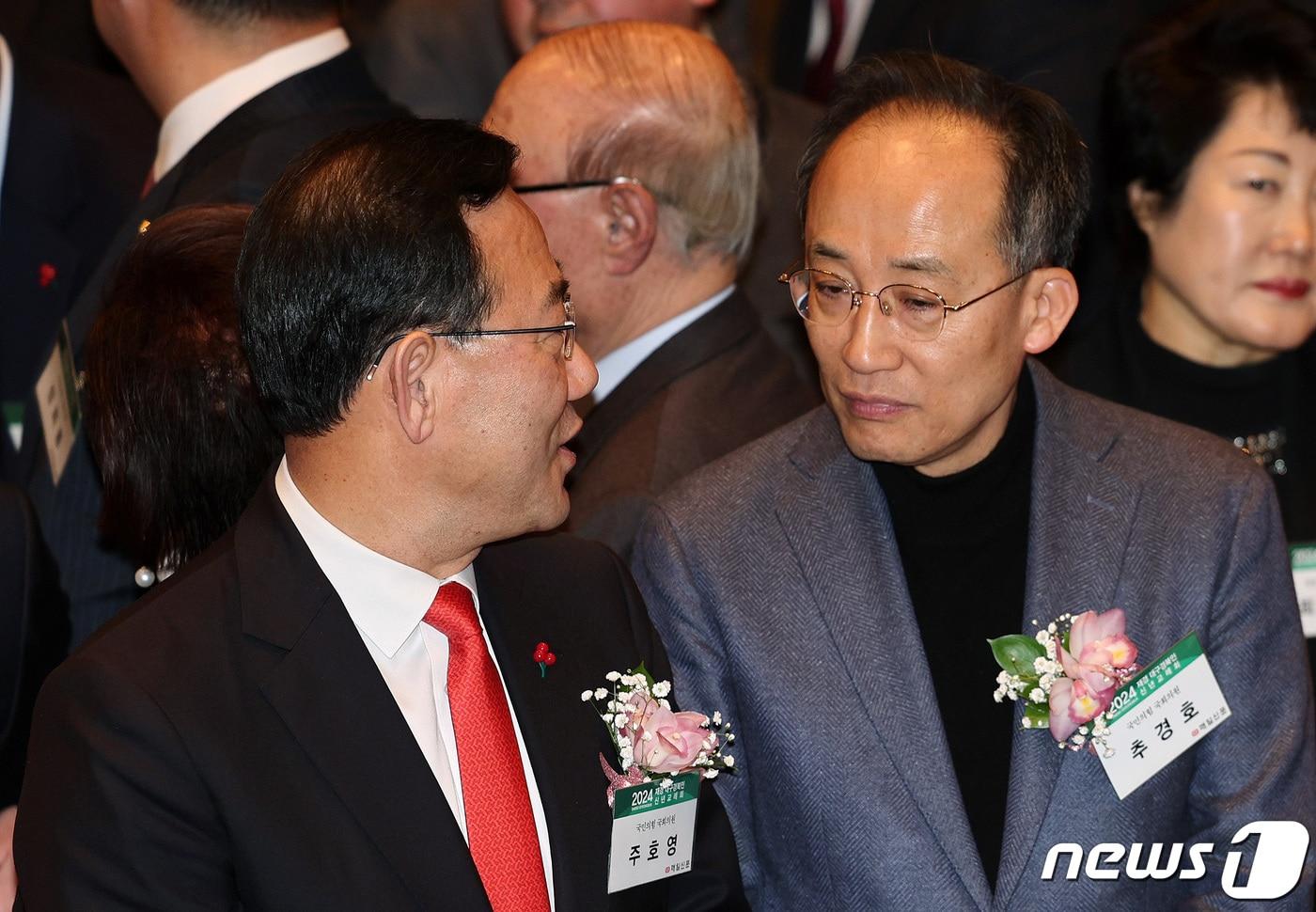 본문 이미지 - 2024년 재경 대구·경북인 신년교례회 당시 주호영 국민의힘 의원(왼쪽)과 추경호 국민의힘 의원. (뉴스1 DB) ⓒ 뉴스1 