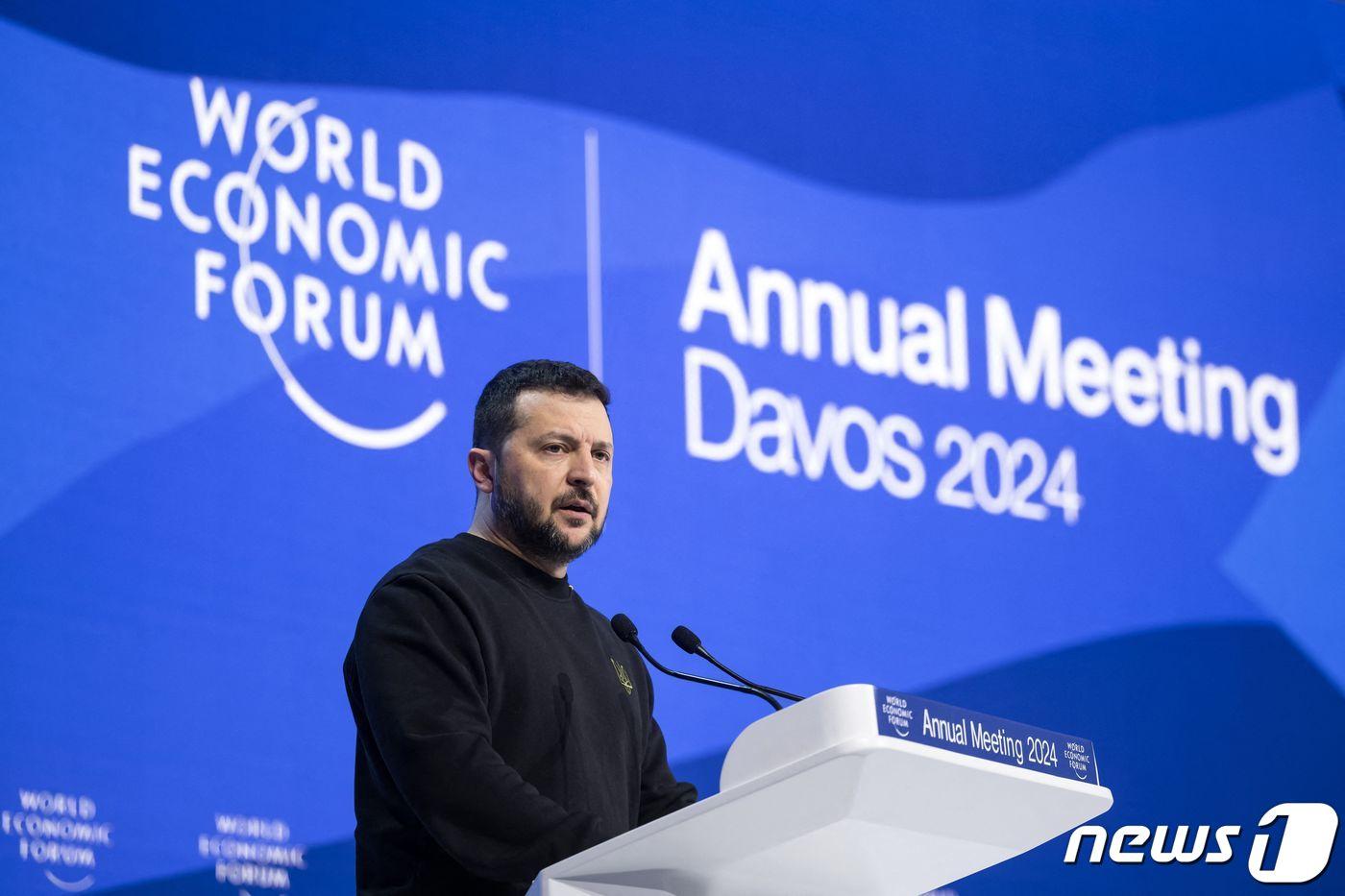 본문 이미지 - 15일(현지시간) 볼로디미르 젤렌스키 우크라이나 대통령이 스위스에서 개최된 2024년 세계경제포럼(다보스포럼)에 참석해 연설하고 있다. 2024.01.16/ ⓒ AFP=뉴스1 ⓒ News1 권진영 기자