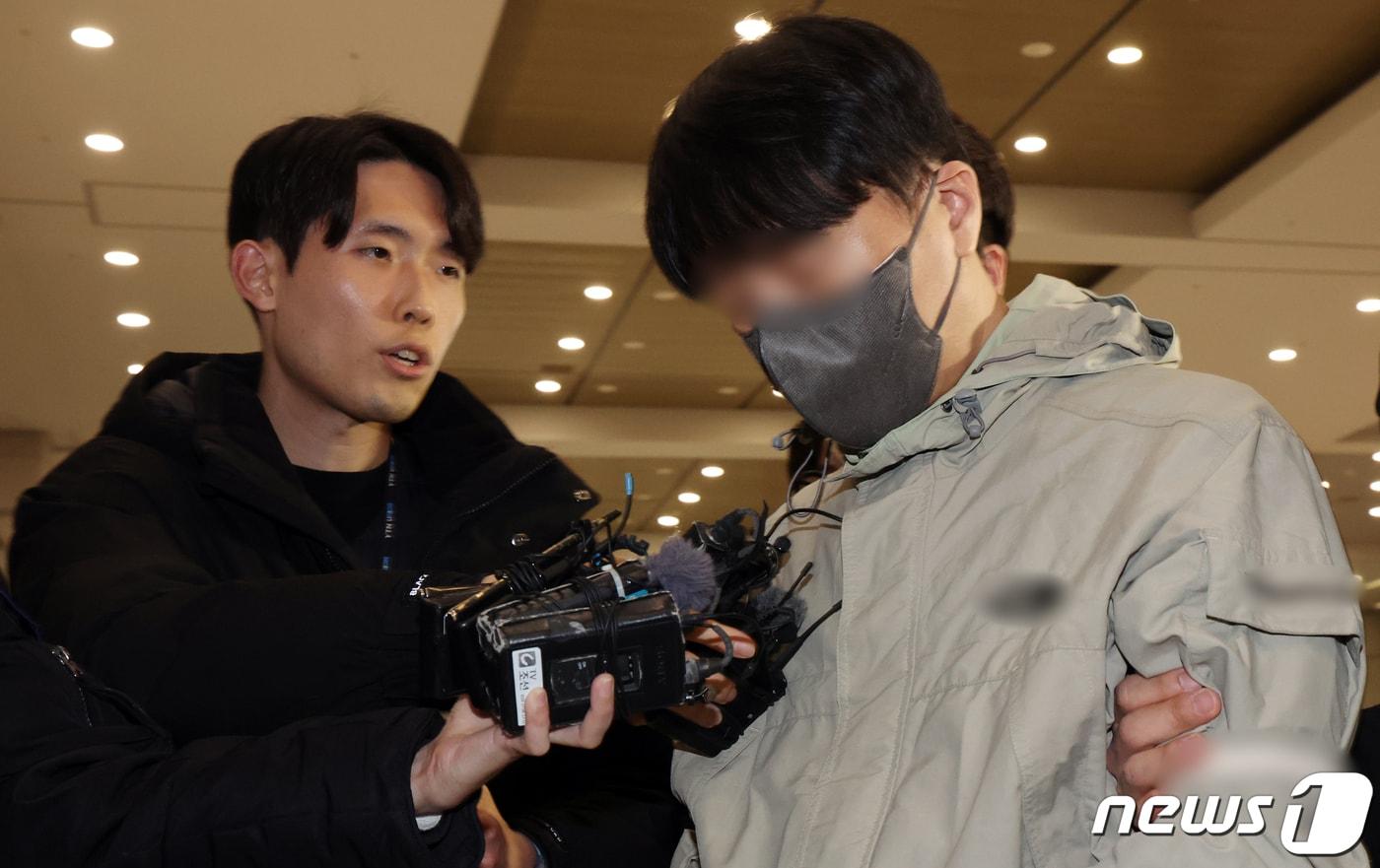 국민건강보험공단 재정관리팀장으로 재직하며 총 46억 원을 횡령한 혐의(특정경제범죄 가중처벌 등에 관한 법률 위반)를 받는 최 모(46) 씨가 지난 1월 17일 오전 인천공항에 도착해 송환되는 모습. ⓒ News1 김명섭 기자