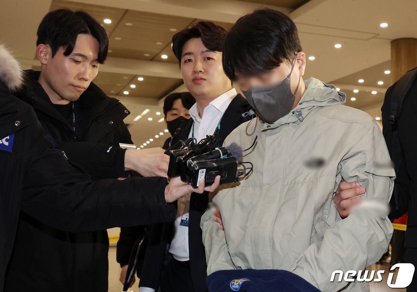 국민건강보험공단 재정관리팀장으로 재직할 당시 46억여 원을 횡령한 혐의&#40;특정경제범죄 가중처벌 등에 관한 법률 위반&#41;를 받은 최 모&#40;47&#41; 씨가 지난해 1월 17일 오전 인천공항에 도착해 송환되는 모습. 2024.1.17/뉴스1 ⓒ News1 김명섭 기자