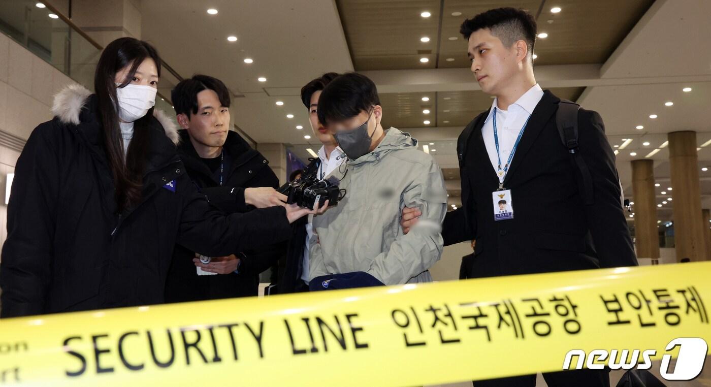 국민건강보험공단 재정관리팀장으로 재직하며 총 46억 원을 횡령한 혐의(특정경제범죄 가중처벌 등에 관한 법률 위반)를 받는 최 모씨(46)가 지난 1월 17일 오전 인천공항에 도착해 송환되는 모습. ⓒ News1 