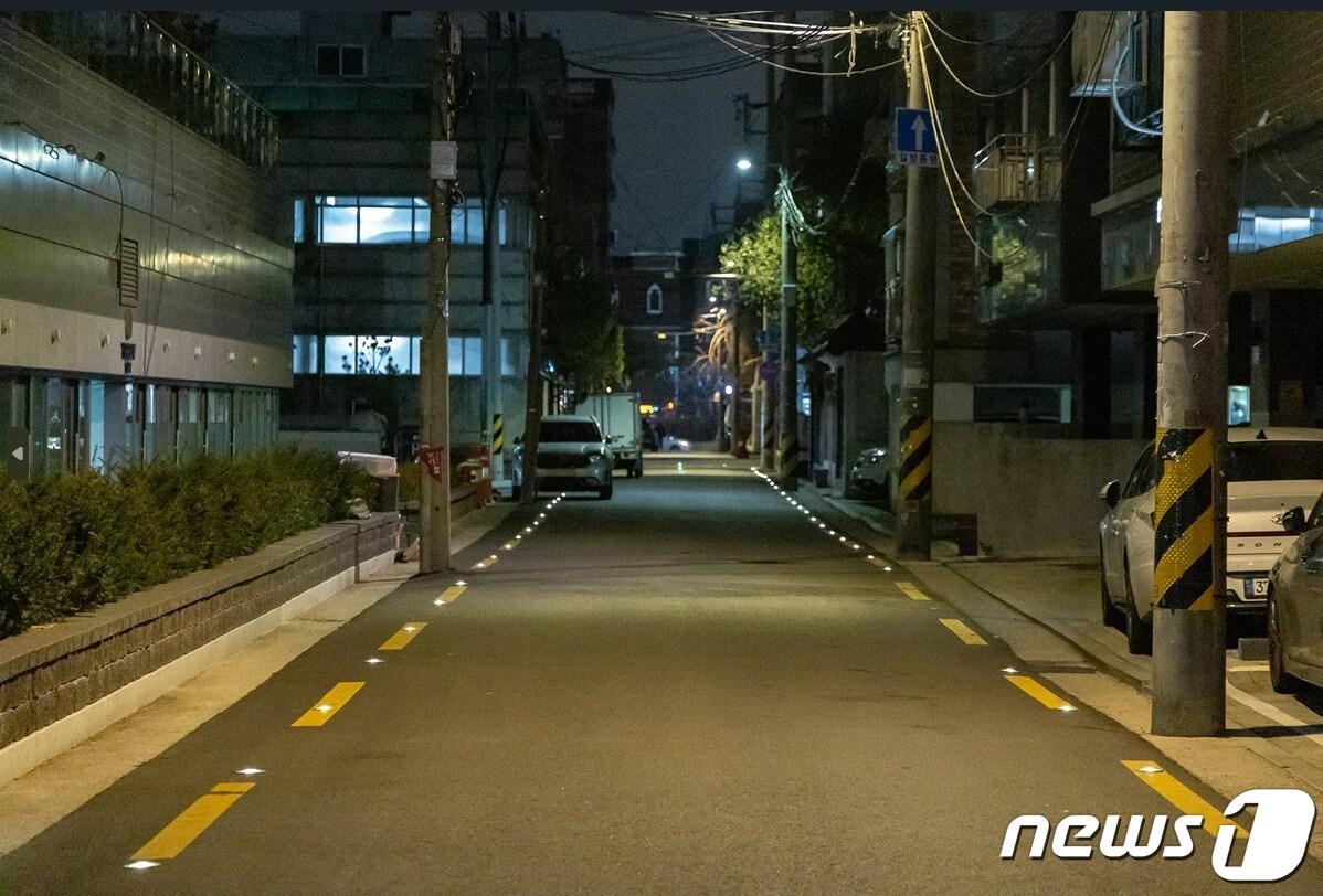 본문 이미지 - 서울 한 지역에 설치된  솔라표지병.(서울시 제공)