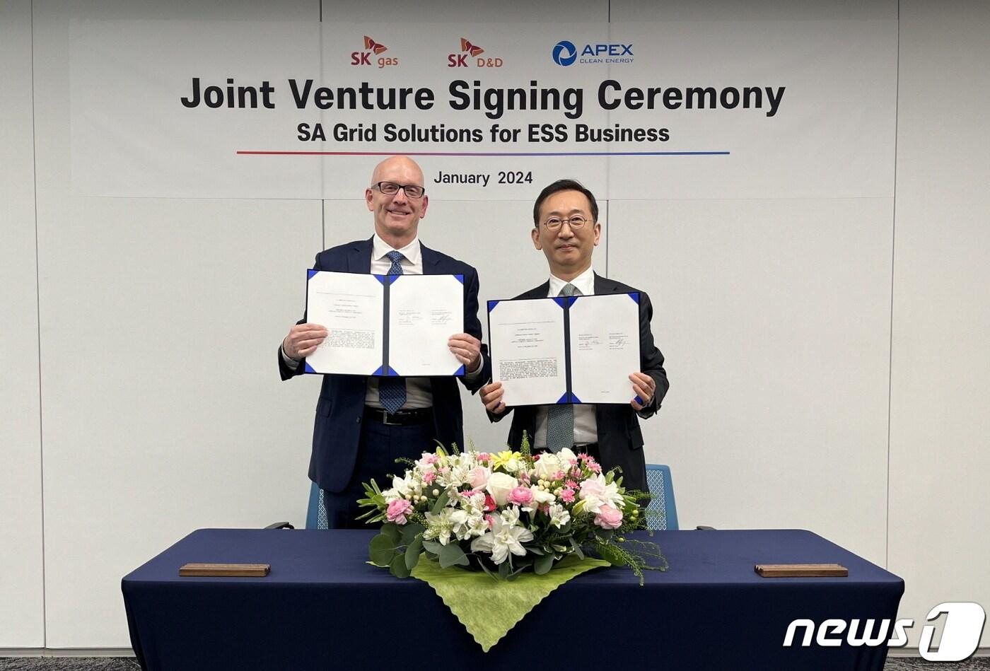 윤병석(왼쪽) SK가스 사장과 켄 영 에이펙스클린에너지 CEO(최고경영자)가 16일(현지시간) ESS(에너지저장시스템) 사업을 위한 합작법인 ‘SA 그리드 솔루션스(SA Grid Solutions)’ 설립 및 투자 계약을 체결한 뒤 기념촬영을 하고 있다. 2024.1.17(SK가스 제공)