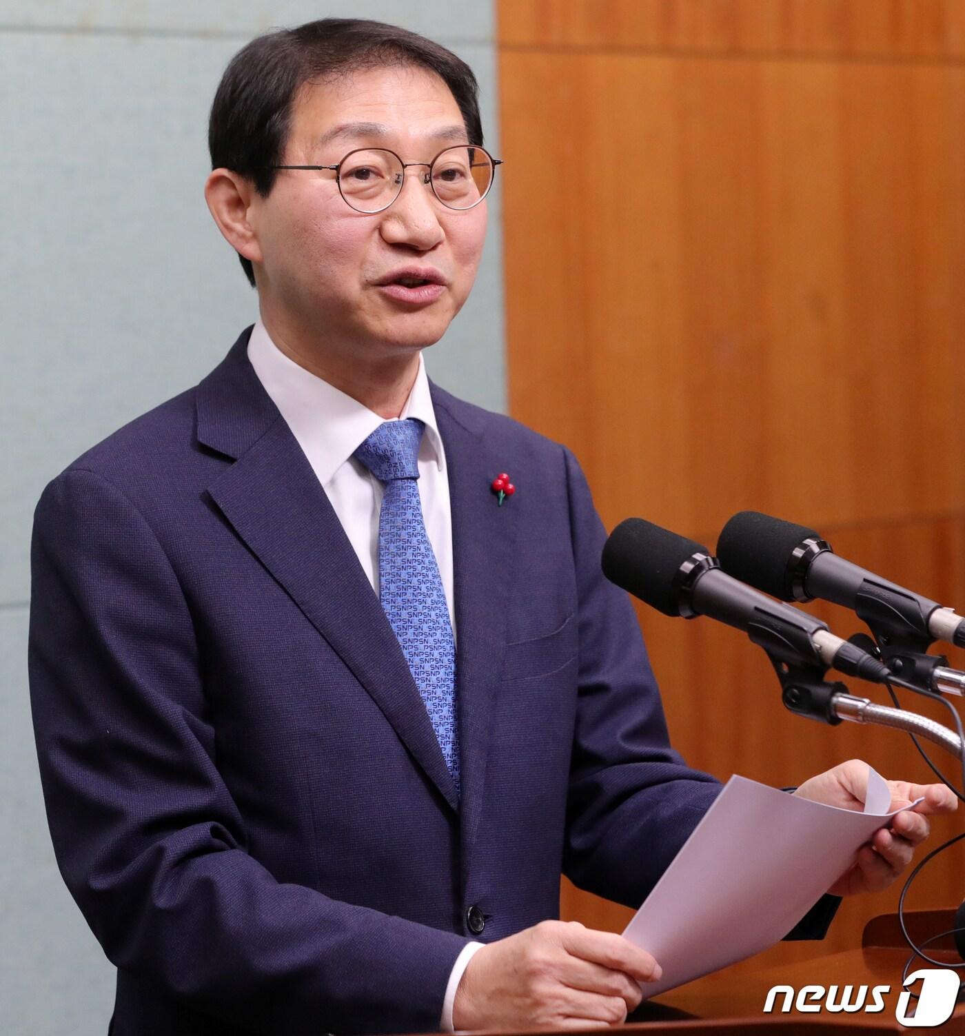 본문 이미지 - 김성주 더불어민주당 국회의원이 17일 전북 전주시 전북도의회에서 전북특별자치도 출범 및 최근 정치 현안 관련 기자회견을 하고 있다. 2024.1.17/뉴스1 ⓒ News1 유경석 기자