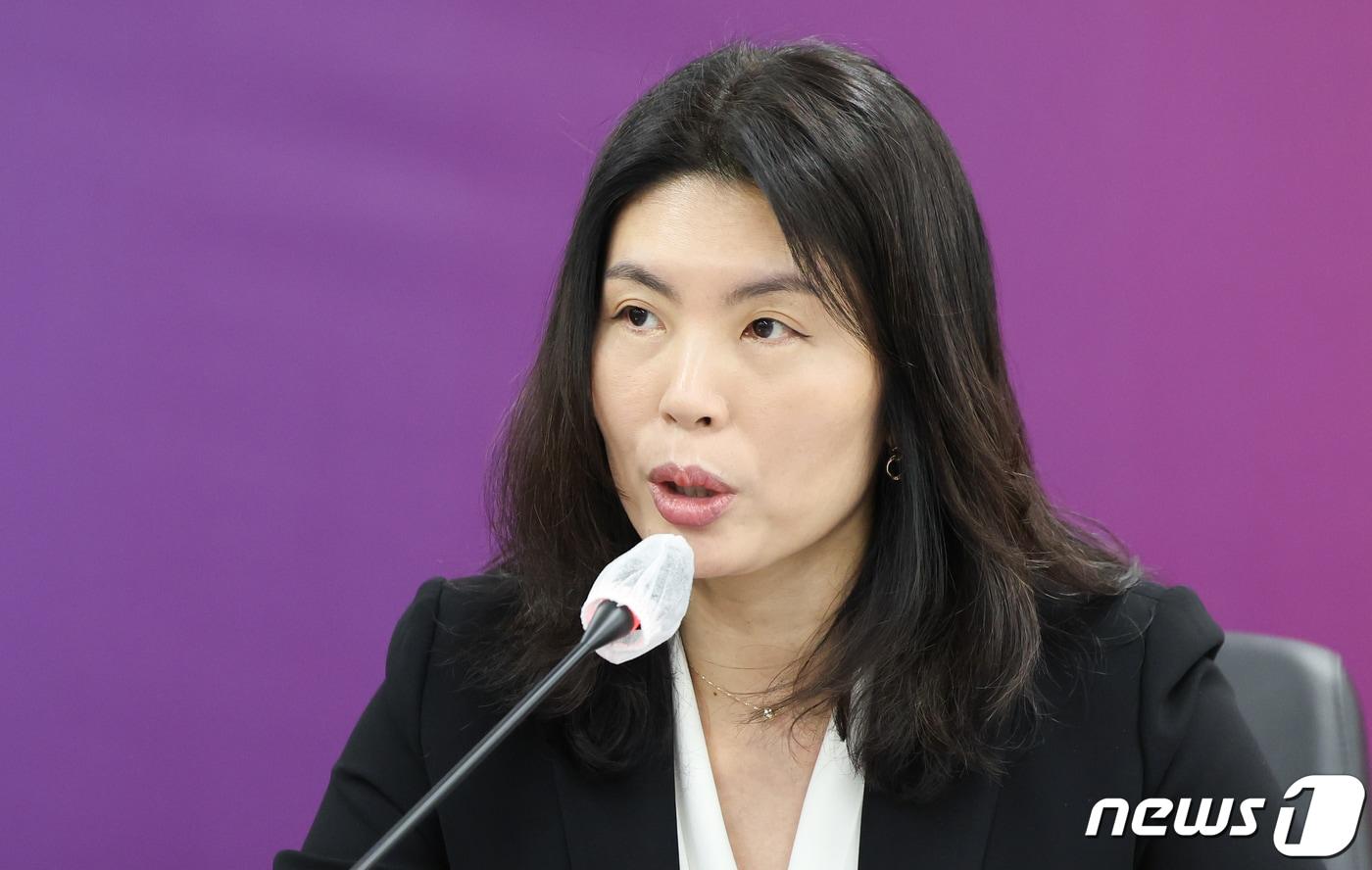 본문 이미지 - 유혜미 포용금융 특별위원회 위원장이 17일 서울 종로구 정부서울청사에서 열린 국민통합위원회 포용금융으로 다가서기 특별위원회 출범식에서 인사말을 하고 있다. 2024.1.17/뉴스1 ⓒ News1 허경 기자