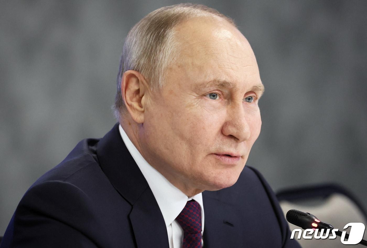 블라디미르 푸틴 러시아 대통령이 16일(현지시간) 모스크바 인근 오딘초보에서 열린 지방정부 책임자들과 회의에 참석해 “현 상황이 계속된다면 우크라이나는 돌이킬 수 없는 심각한 충격을 받게 될 것”이라고 밝히고 있다. 2024.1.17 ⓒ 로이터=뉴스1 ⓒ News1 우동명 기자