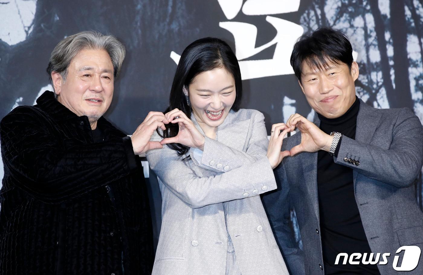 본문 이미지 - 배우 최민식(왼쪽부터)과 김고은, 유해진이 17일 서울 중구 더 플라자 호텔 서울에서 열린 영화 '파묘‘(감독 장재현) 제작보고회에서 포즈를 취하고 있다. '파묘'는 거액의 돈을 받고 수상한 묘를 이장한 풍수사와 장의사, 무속인들에게 벌어지는 기이한 사건을 담은 오컬트 미스터리 영화다. 2024.1.17/뉴스1 ⓒ News1 권현진 기자