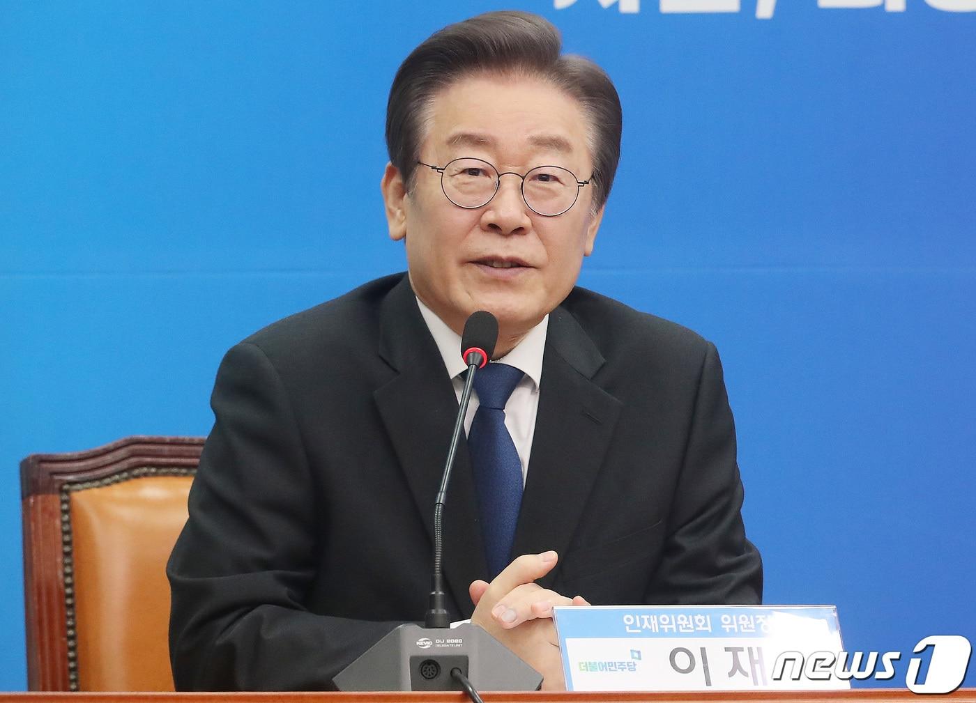 본문 이미지 - 이재명 더불어민주당 대표가 17일 오전 서울 여의도 국회에서 열린 민주당 8호 인재영입식에서 발언을 하고 있다. 민주당 인재영입 8호인 김용만 대한민국임시정부기념사업회 이사는 '백범 김구 증손자' 이다. 2024.1.17/뉴스1 ⓒ News1 임세영 기자