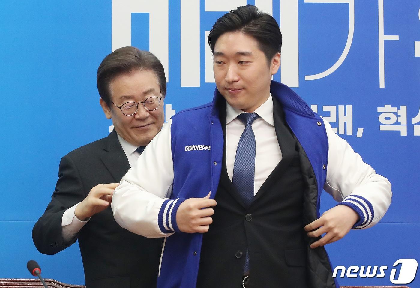 본문 이미지 - 이재명 더불어민주당 대표가 17일 오전 서울 여의도 국회에서 열린 민주당 8호 인재영입식에서 인재영입 8호인 '백범 김구 증손자' 김용만 대한민국임시정부기념사업회 이사에게 당 점퍼를 입혀주고 있다. 2024.1.17/뉴스1 ⓒ News1 임세영 기자