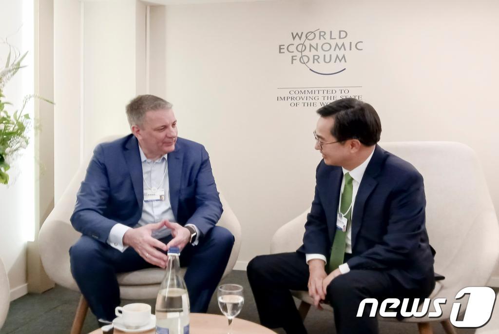 본문 이미지 - 김동연 경기도지사가 현지시각 16일 오전 스위스 다보스 콩그레스 센터(Davos Congress Center)에서 세계적 과학기술기업 독일 머크 그룹의 카이 베크만(Kai Beckmann) 일렉트로닉스 회장(CEO)을 만나 전자재료 부문의 경기도 투자를 요청했다.(경기도 제공)
