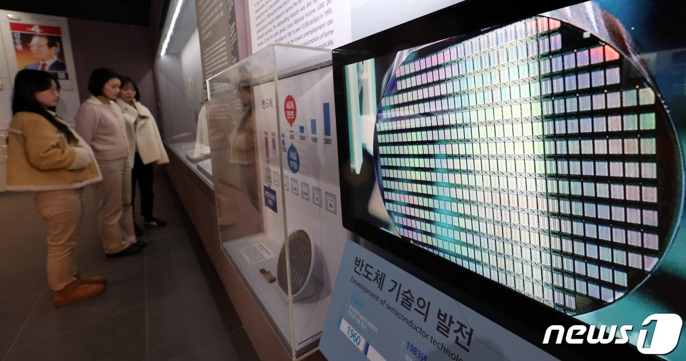 정부는 오는 2047년까지 삼성전자와 SK하이닉스 등 민간 기업이 622조원을 투입하는 경기도 남부 일대 '반도체 메가 클러스터' 구축에 지원을 강화한다. 서울 종로구 대한민국역사박물관에서 관람객들이 대한민국의 반도체 기술 발전의 역사를 보고 있는 모습. 2024.1.17/뉴스1 ⓒ News1 김명섭 기자