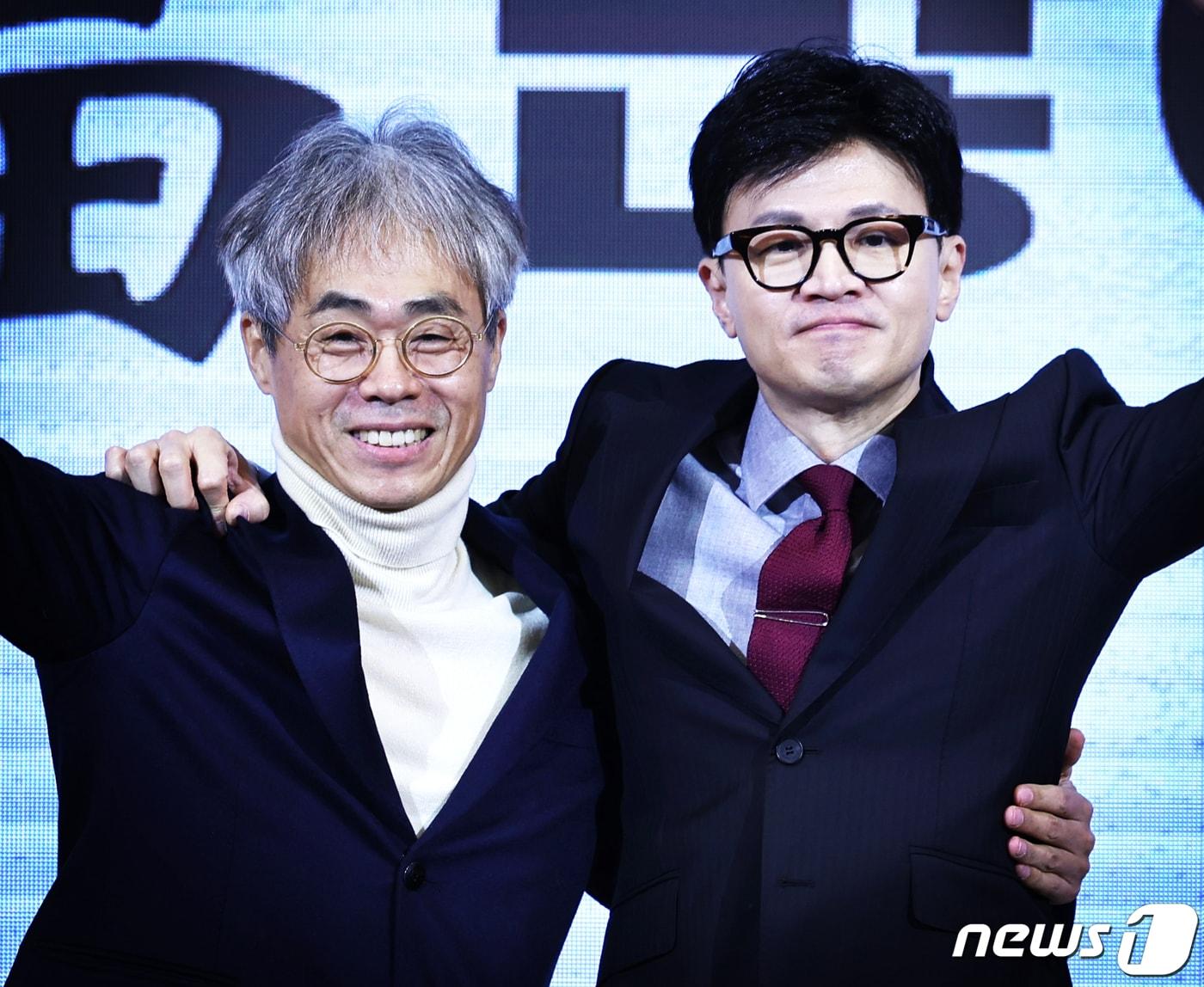 본문 이미지 - 한동훈 국민의힘 비상대책위원장이 17일 오전 서울 마포구 케이터틀에서 열린 국민의힘 서울시당 신년인사회에서 김경률 비대위원과 함께 주먹을 쥐고 있다. 2024.1.17/뉴스1 ⓒ News1 송원영 기자