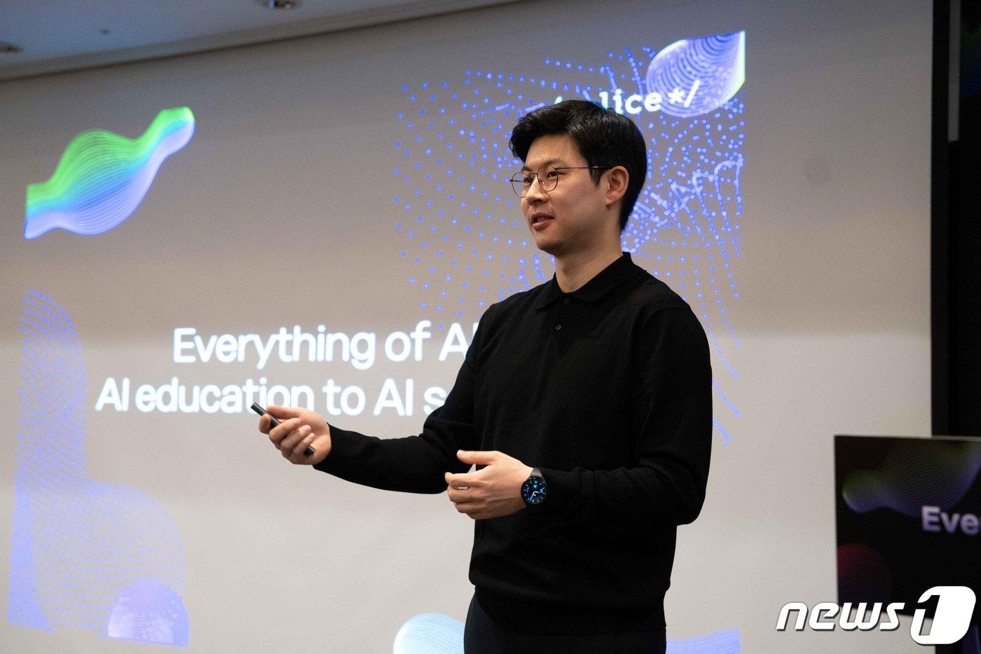 김재원 엘리스그룹 대표가 17일 기자간담회에서 발표를 하고 있다.(엘리스그룹 제공)