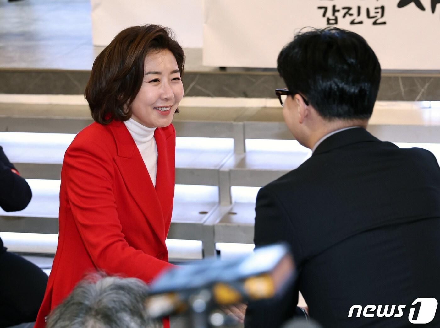 본문 이미지 - 국민의힘 나경원 전 의원과 한동훈 비상대책위원장이 17일 오전 서울 마포구 케이터틀에서 열린 국민의힘 서울시당 신년인사회에서 인사 나누고 있다. 2024.1.17/뉴스1 ⓒ News1 구윤성 기자