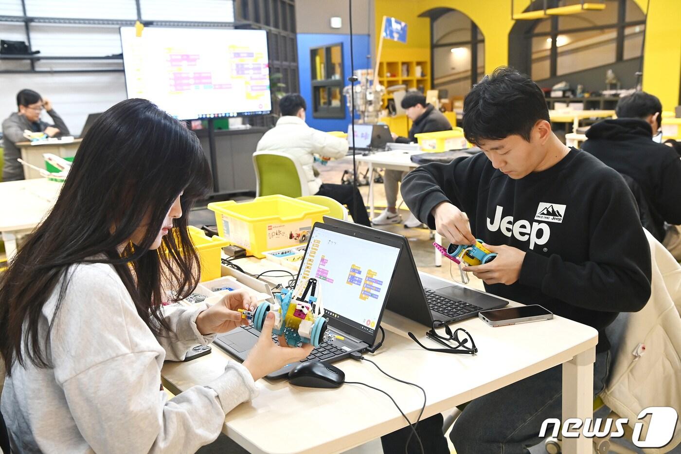 부경대생들이 블록 자율주행 자동차 만들기 활동을 준비하고 있다. (국립부경대 제공)