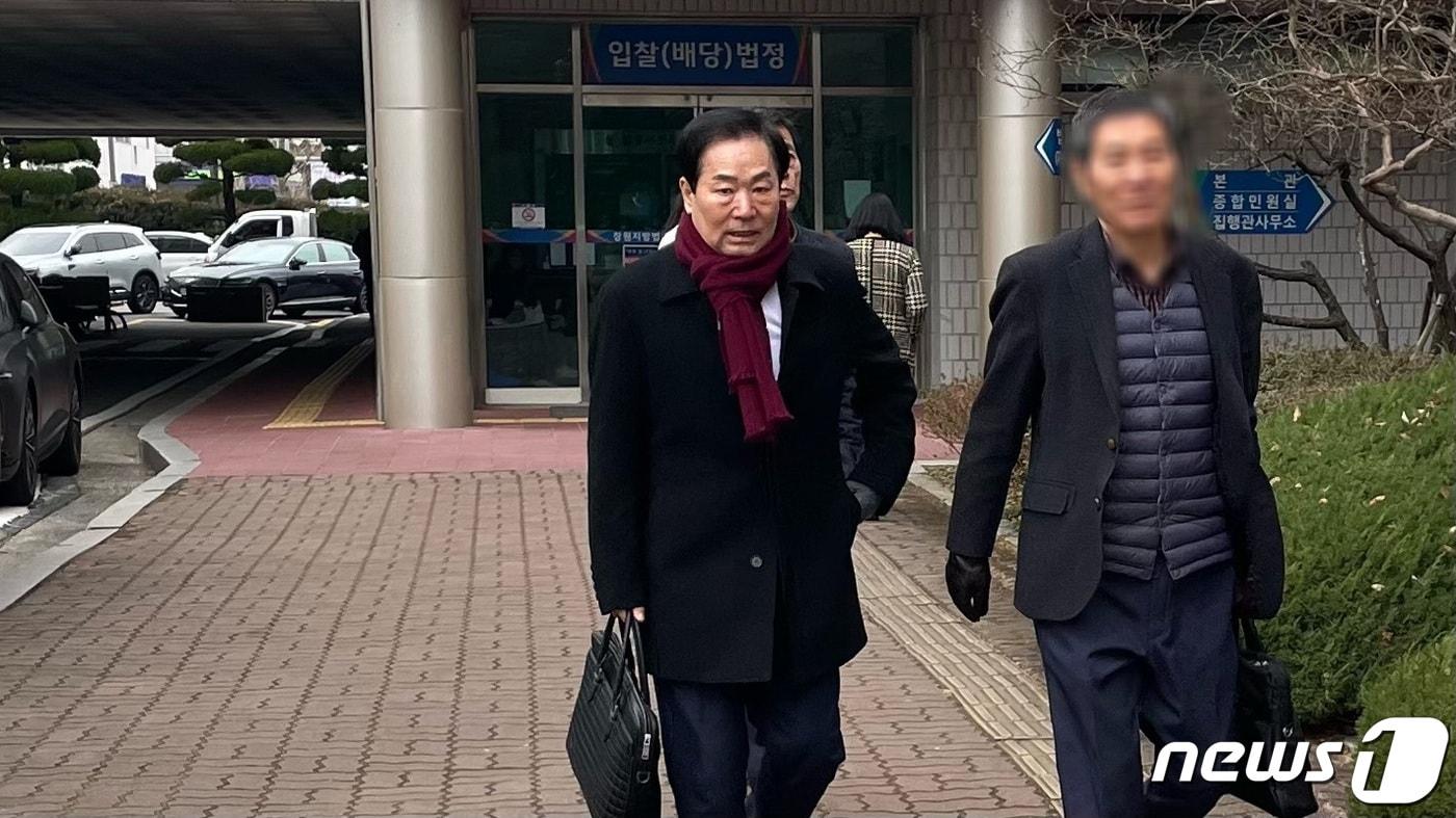 본문 이미지 - 성낙인 경남 창녕군수가 17일 창원지방법원에서 열린 자신의 공직선거법 위반 혐의 재판에 출석하고 있다.2024.1.17/뉴스1 강정태 기자