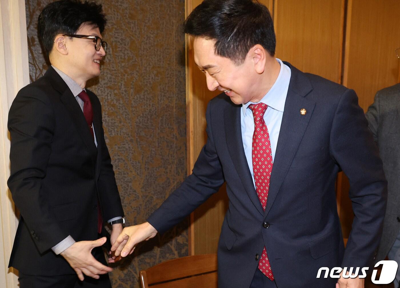 본문 이미지 - 한동훈 국민의힘 비상대책위원장이 17일 서울 여의도 한 식당에서 4선 이상 의원들과 오찬을 갖기에 앞서 김기현 전 대표와 인사하고 있다. (공동취재) 2024.1.17/뉴스1 ⓒ News1 안은나 기자